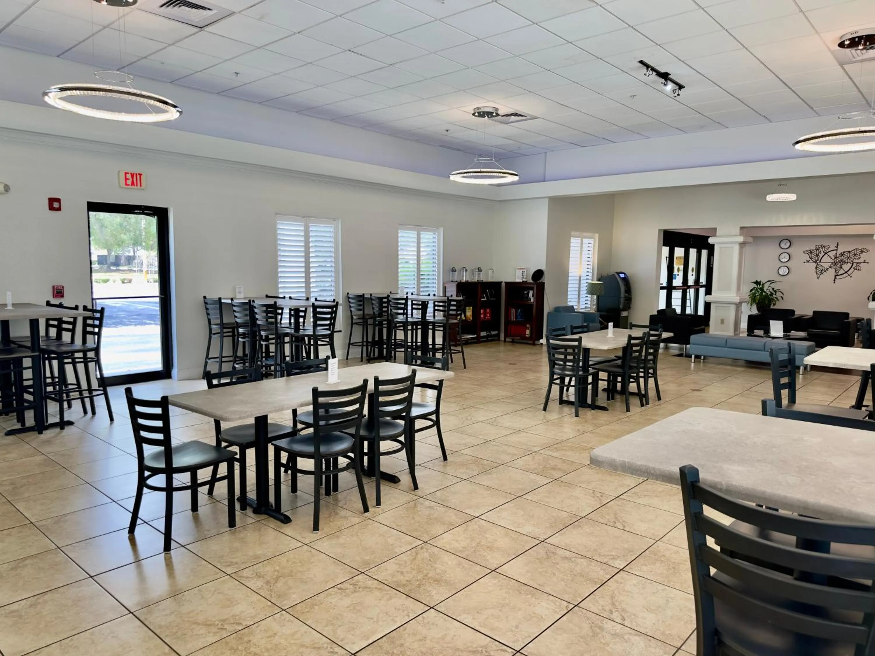 Restaurant/places to eat in Days Inn & Suites by Wyndham Lakeland