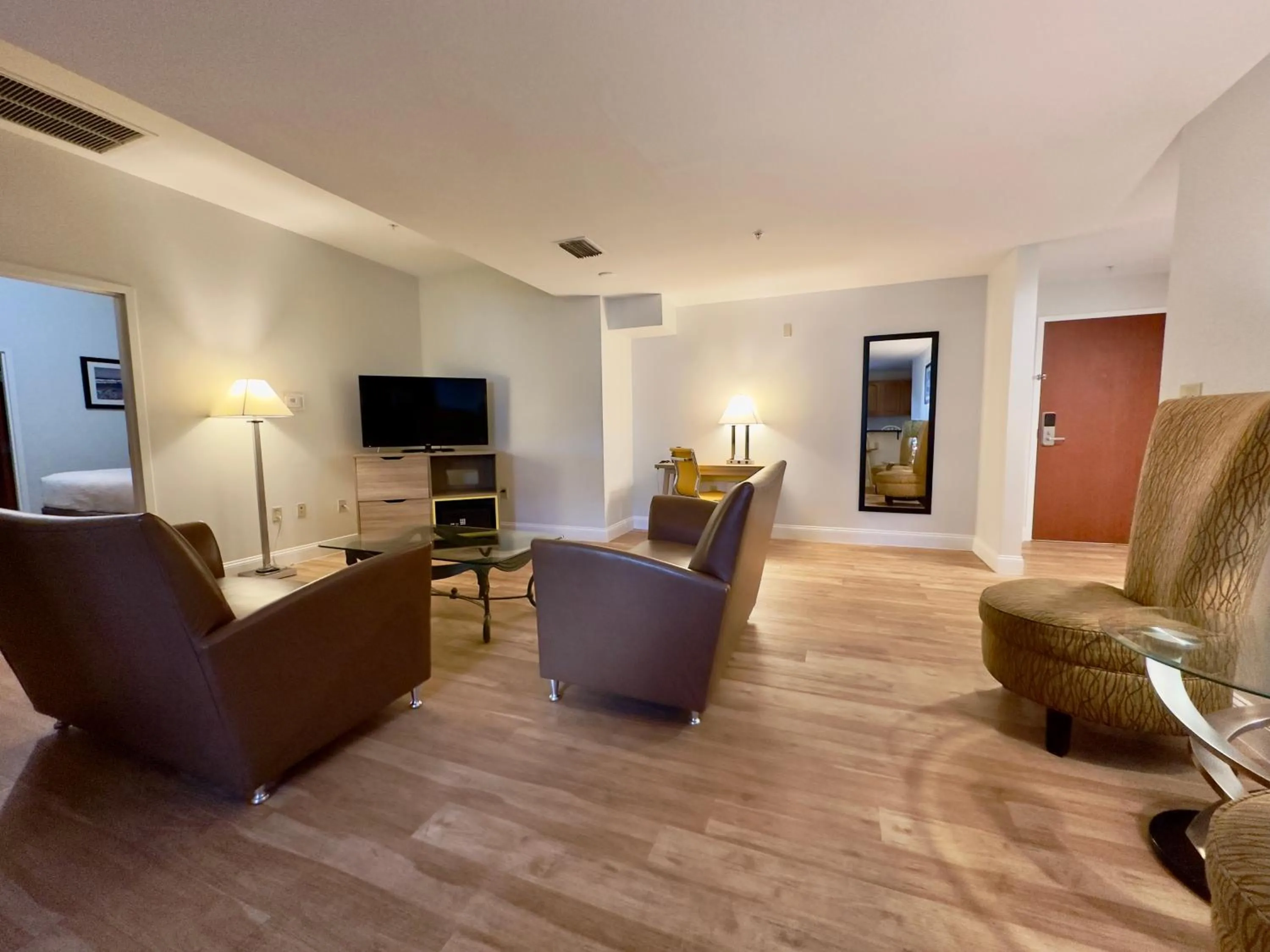 Living room in Days Inn & Suites by Wyndham Lakeland