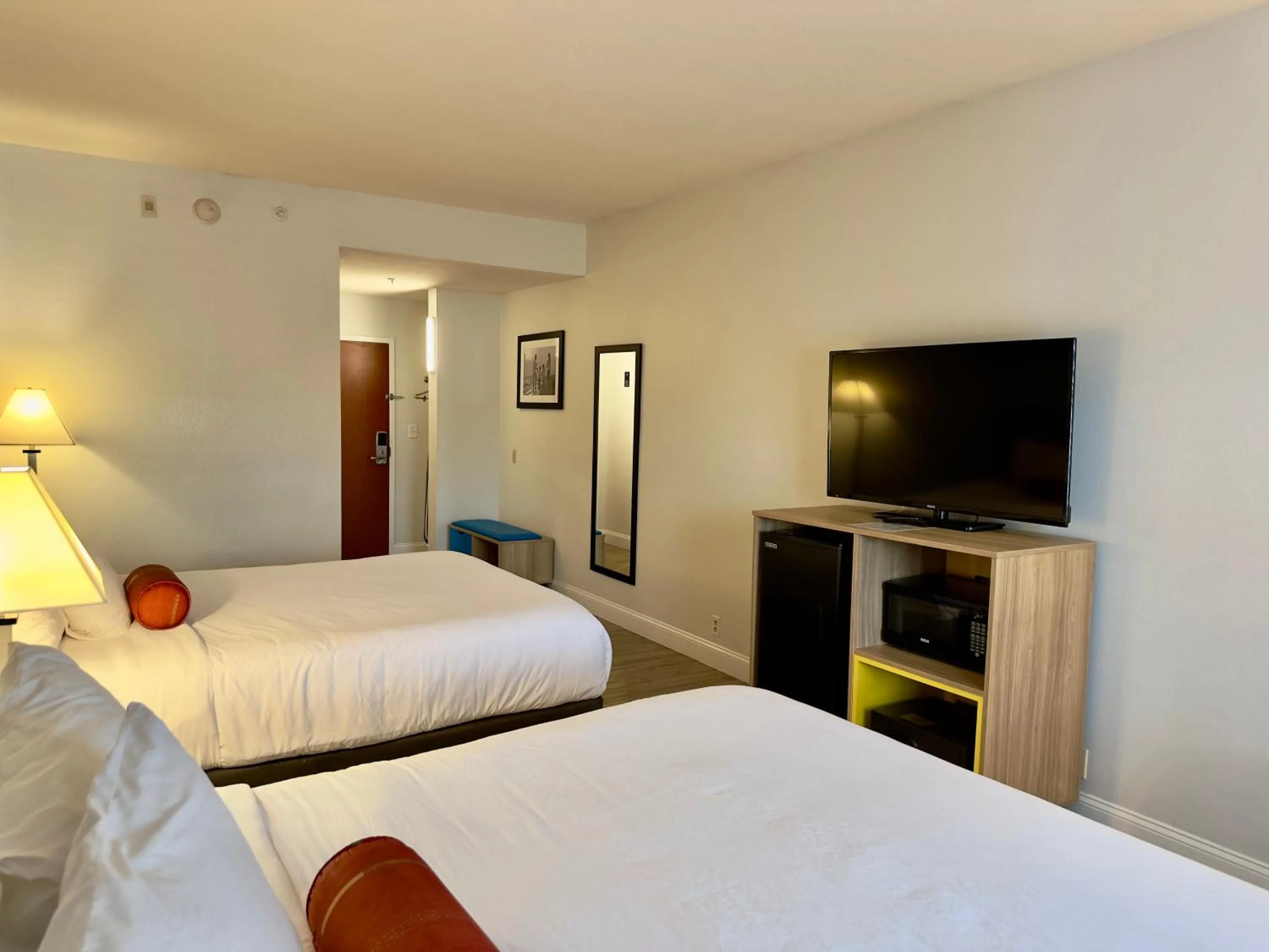 Bedroom, Bed in Days Inn & Suites by Wyndham Lakeland