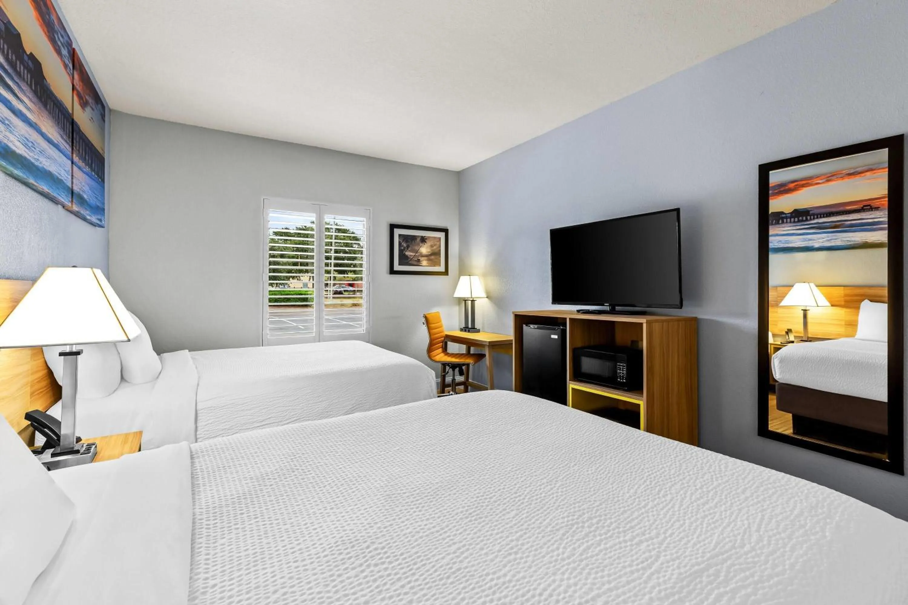 Bed in Days Inn & Suites by Wyndham Lakeland