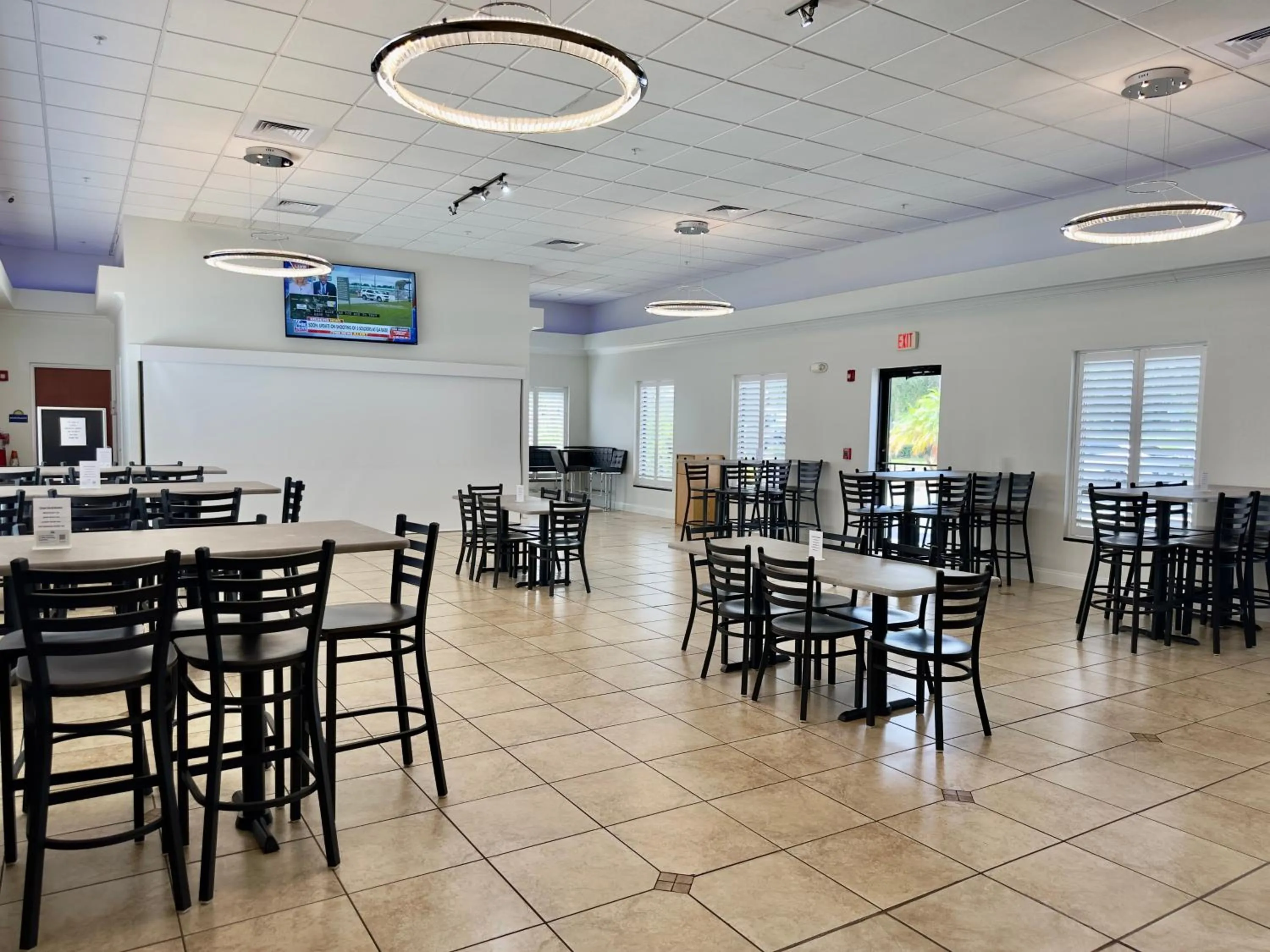Restaurant/places to eat in Days Inn & Suites by Wyndham Lakeland
