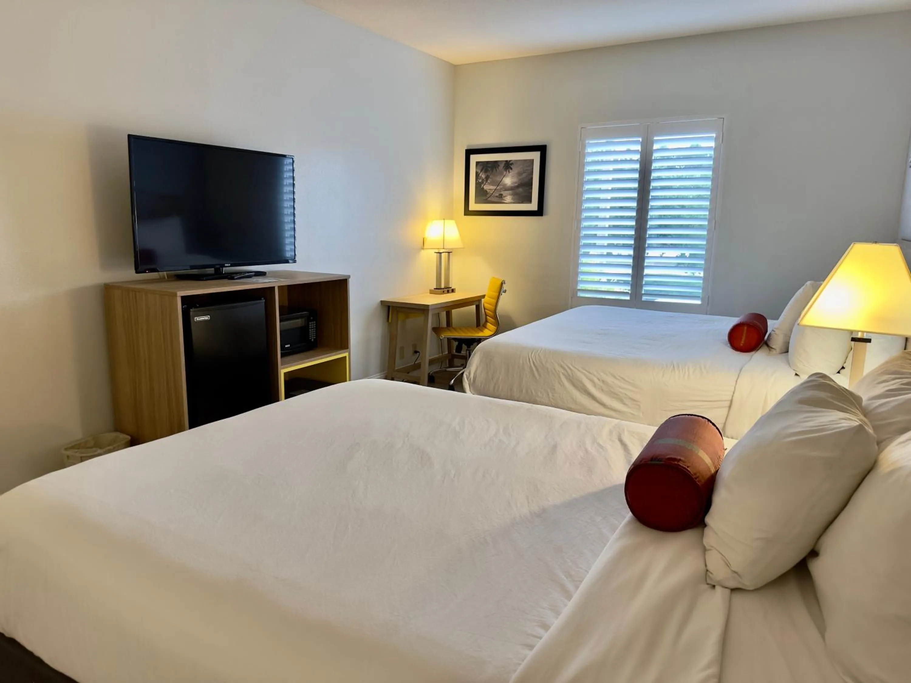 Bedroom, Bed in Days Inn & Suites by Wyndham Lakeland