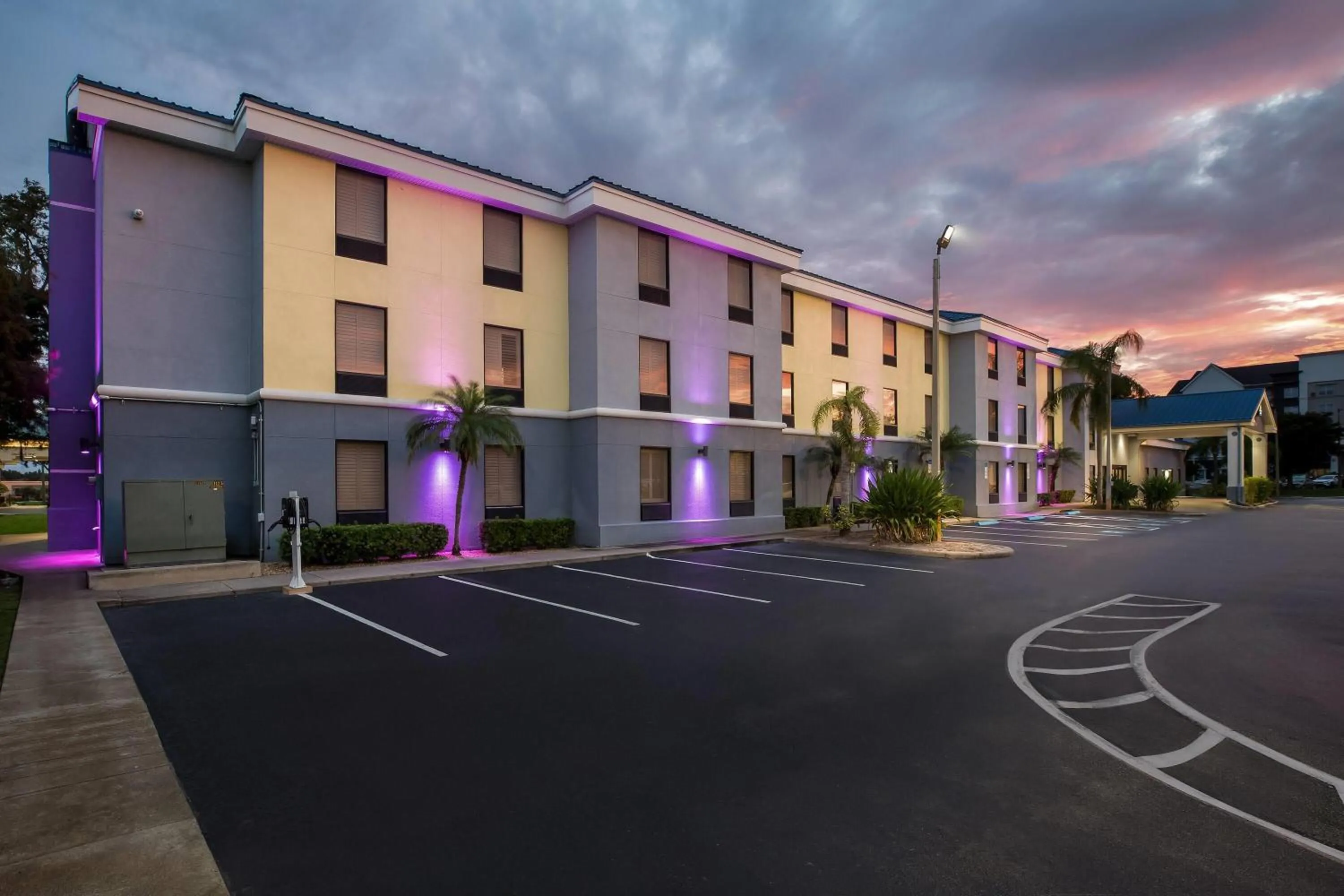 Property building in Days Inn & Suites by Wyndham Lakeland