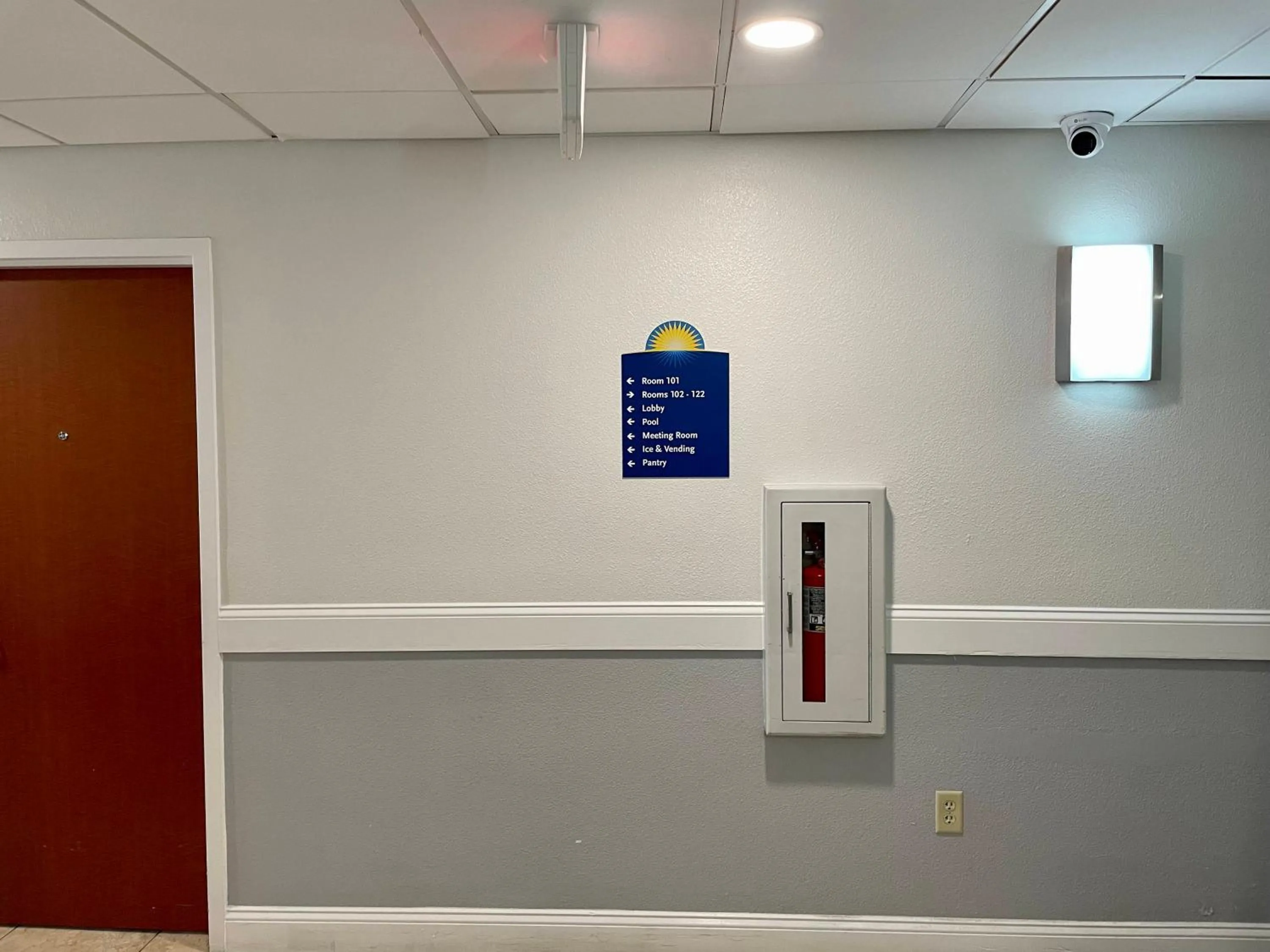 Property building in Days Inn & Suites by Wyndham Lakeland