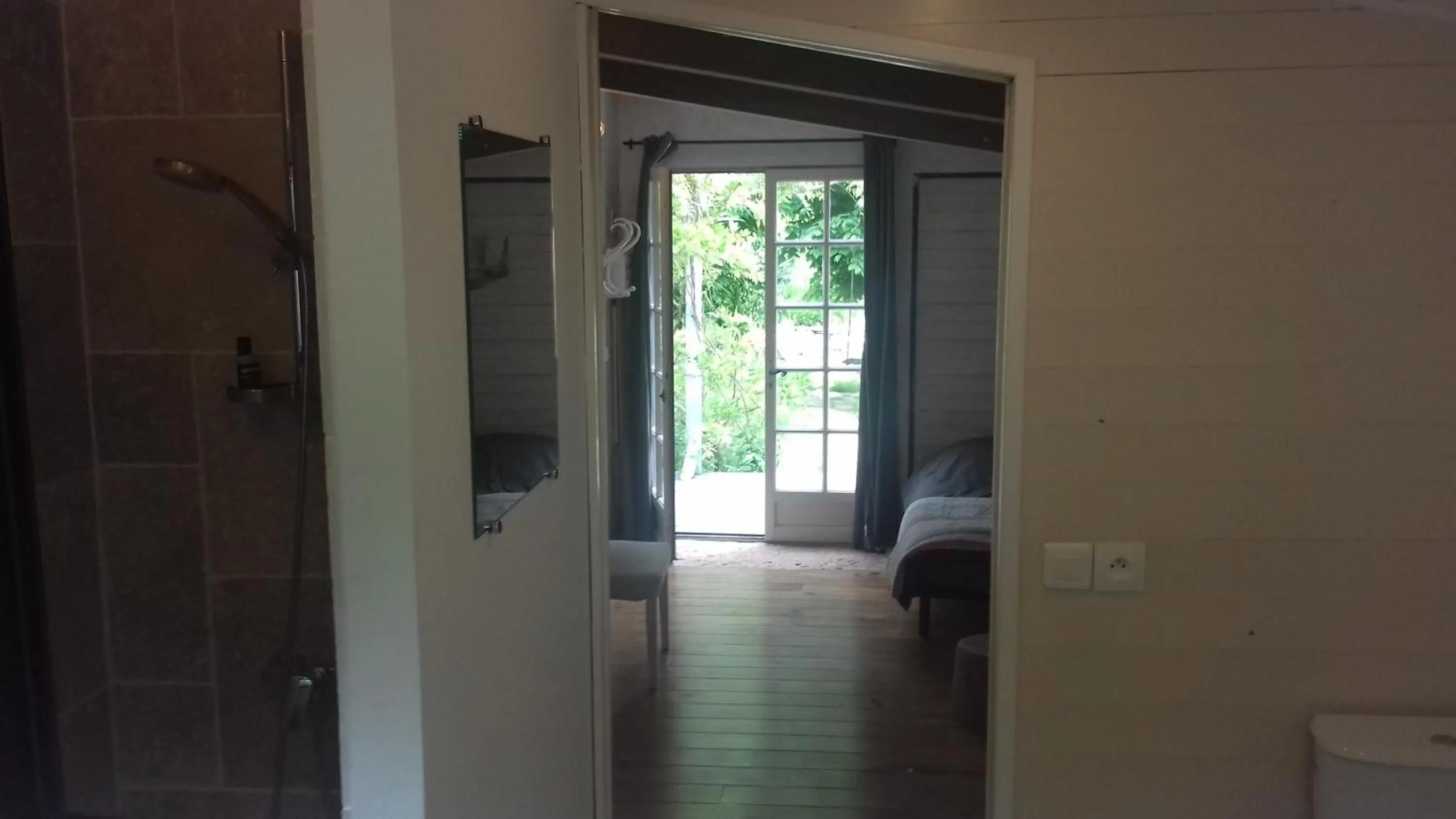 Photo of the whole room in Maison d'Hôtes Le Calme