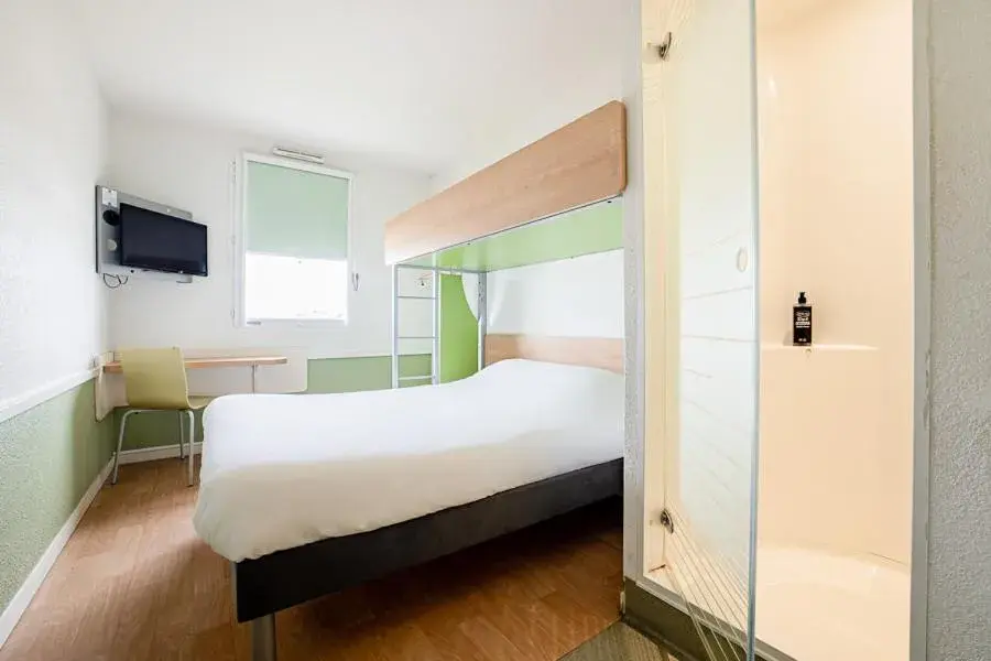 Photo of the whole room, Bed in ibis budget Carcassonne Aéroport - A61 Photo of the whole room, Bed in ibis budget Carcassonne Aéroport - A61