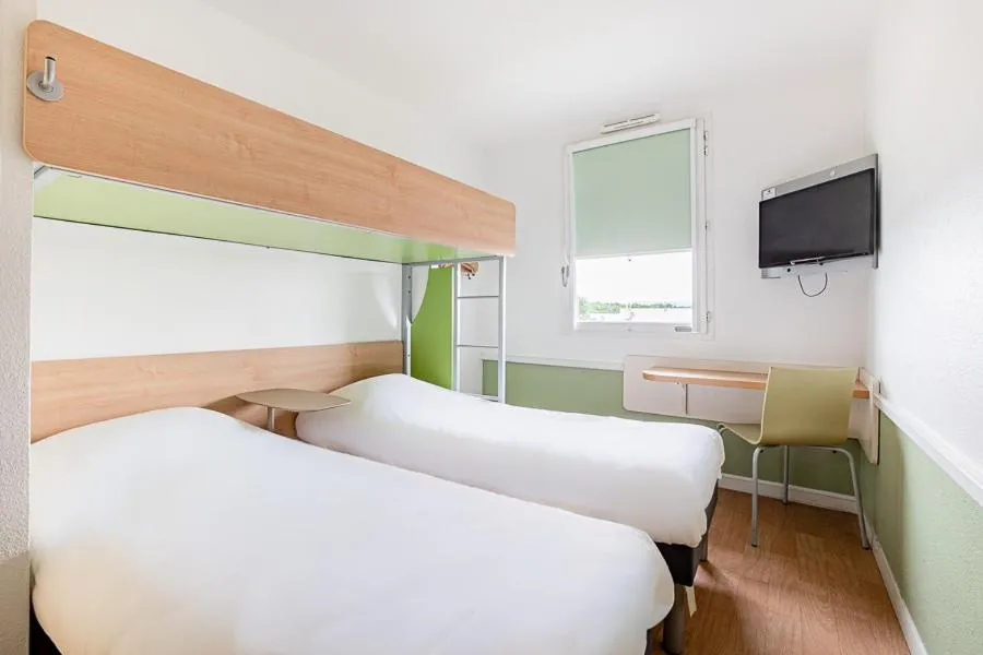 Photo of the whole room, Bed in ibis budget Carcassonne Aéroport - A61