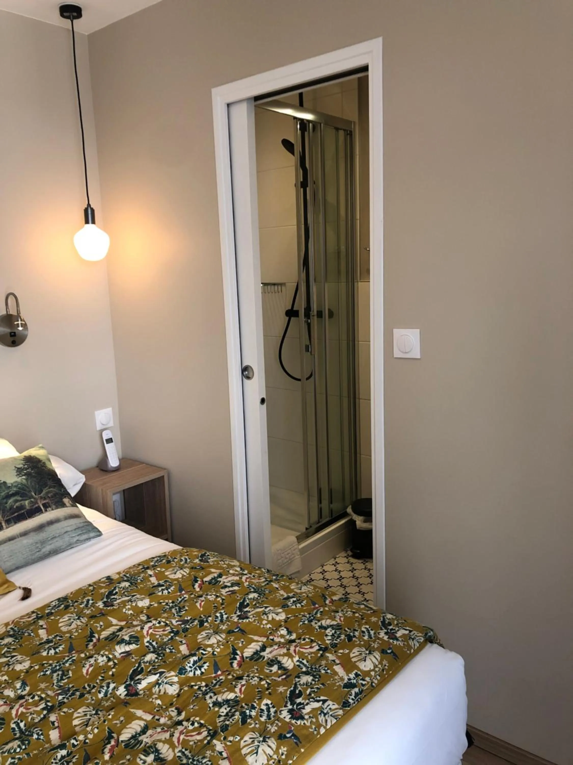 Shower, Bed in Hôtel Moderna