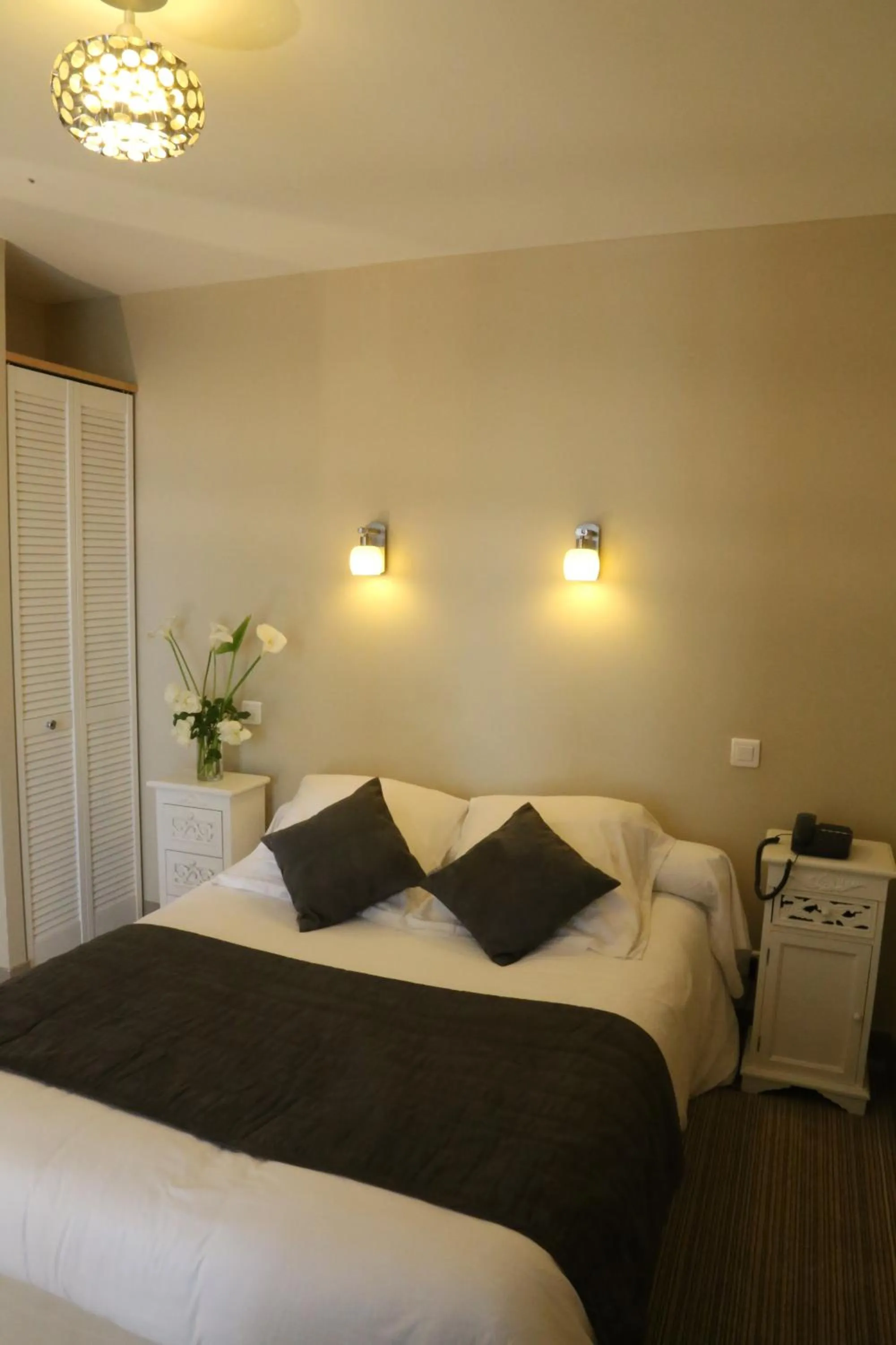 Bedroom, Bed in Hôtel Moderna