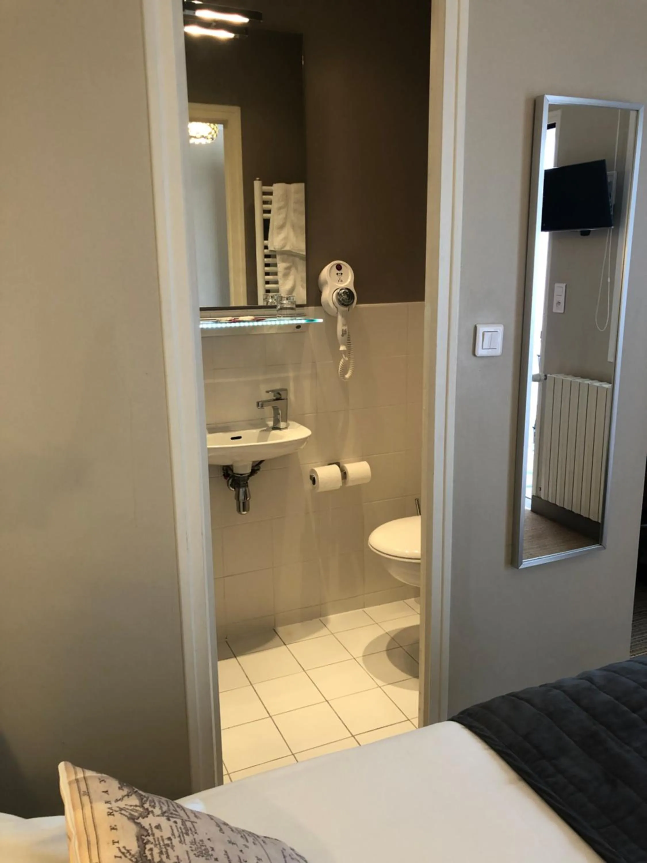 Shower in Hôtel Moderna