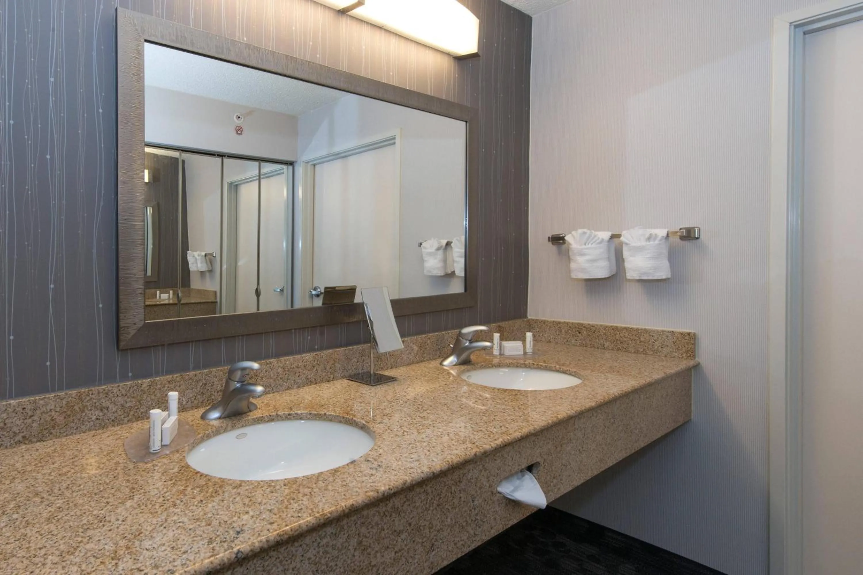 Bathroom in Courtyard by Marriott Albany