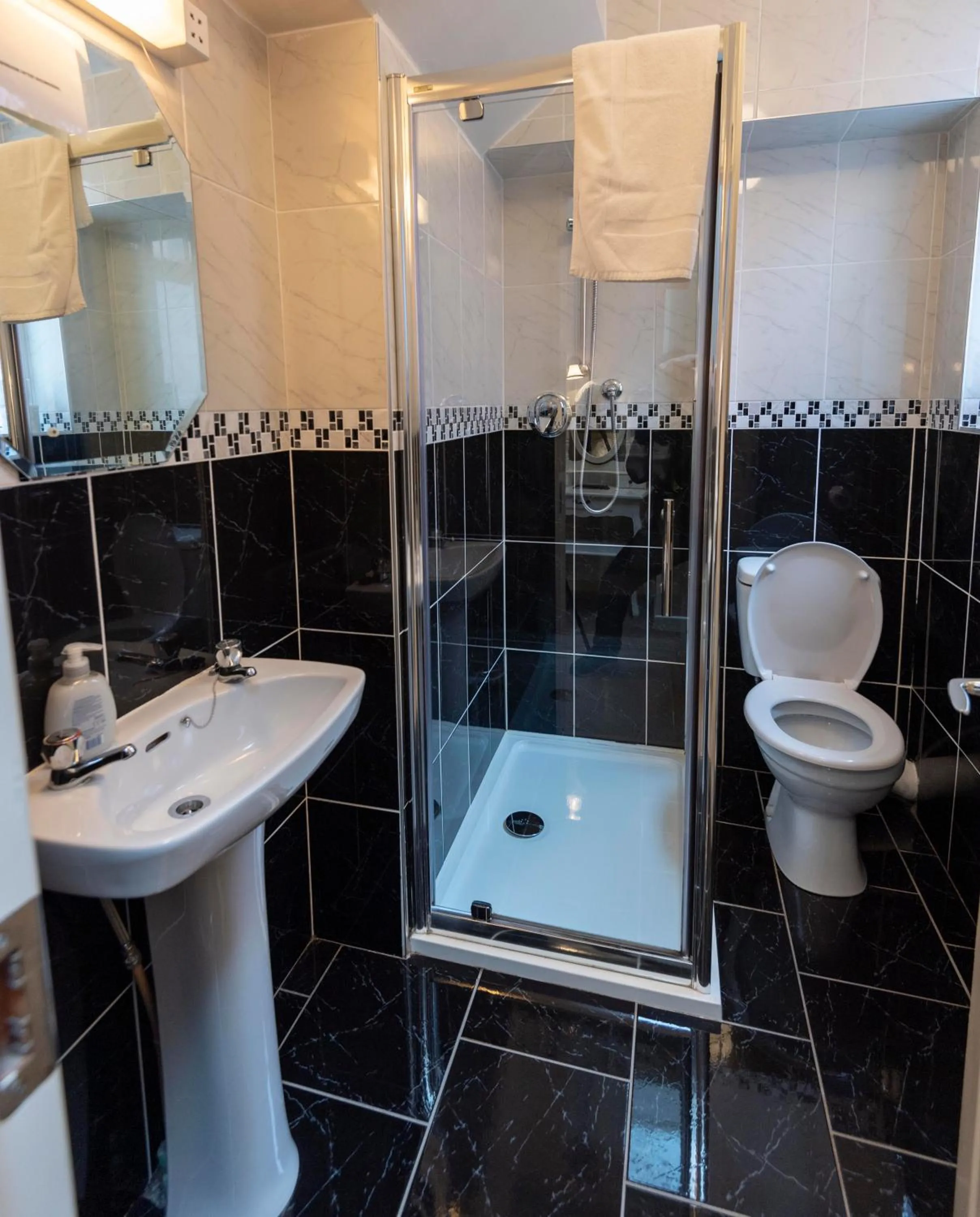 Shower in Murphys Farmhouse B&B