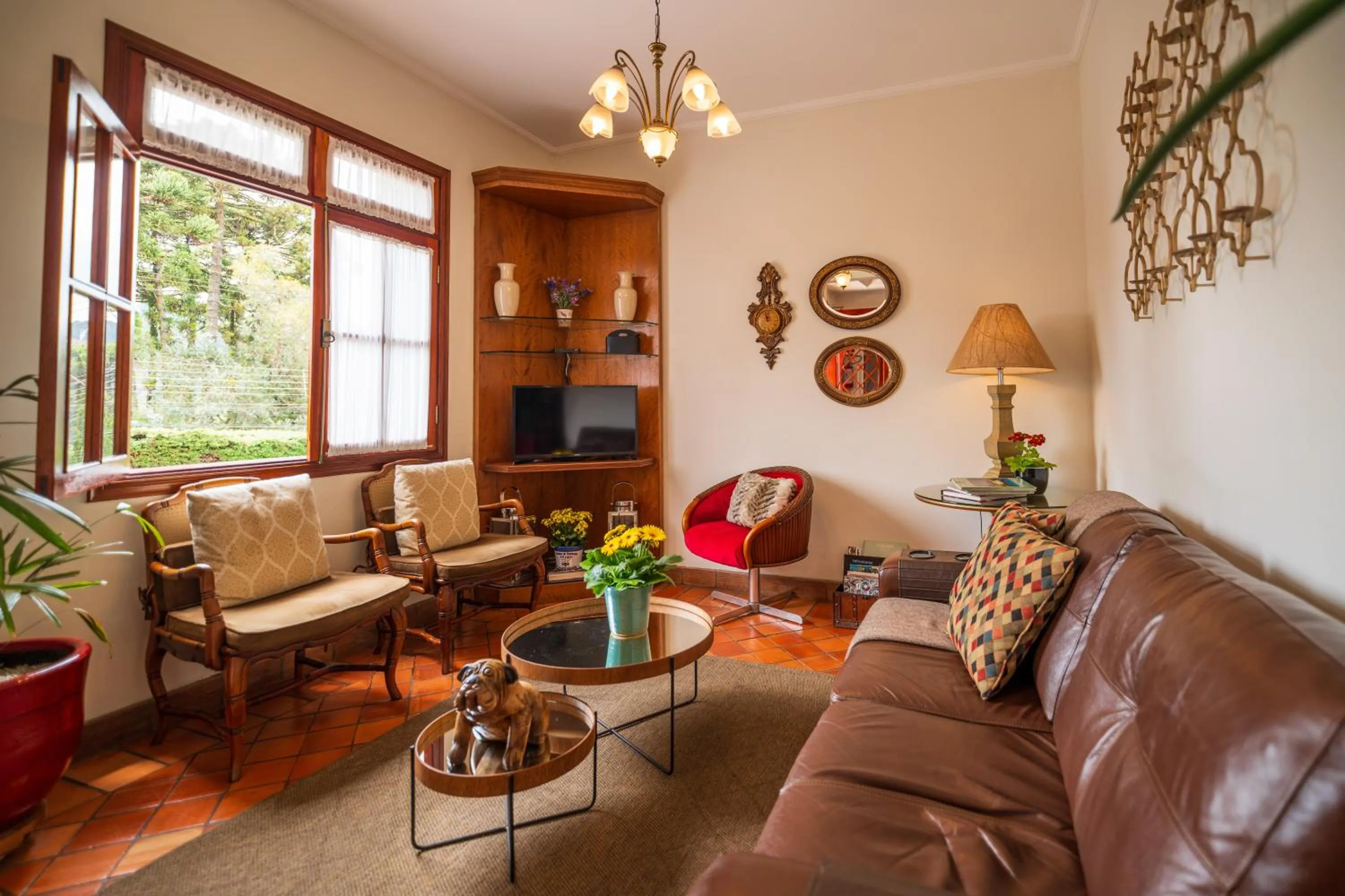 Communal lounge/ TV room in Pousada Campos de Provence Campos do Jordão