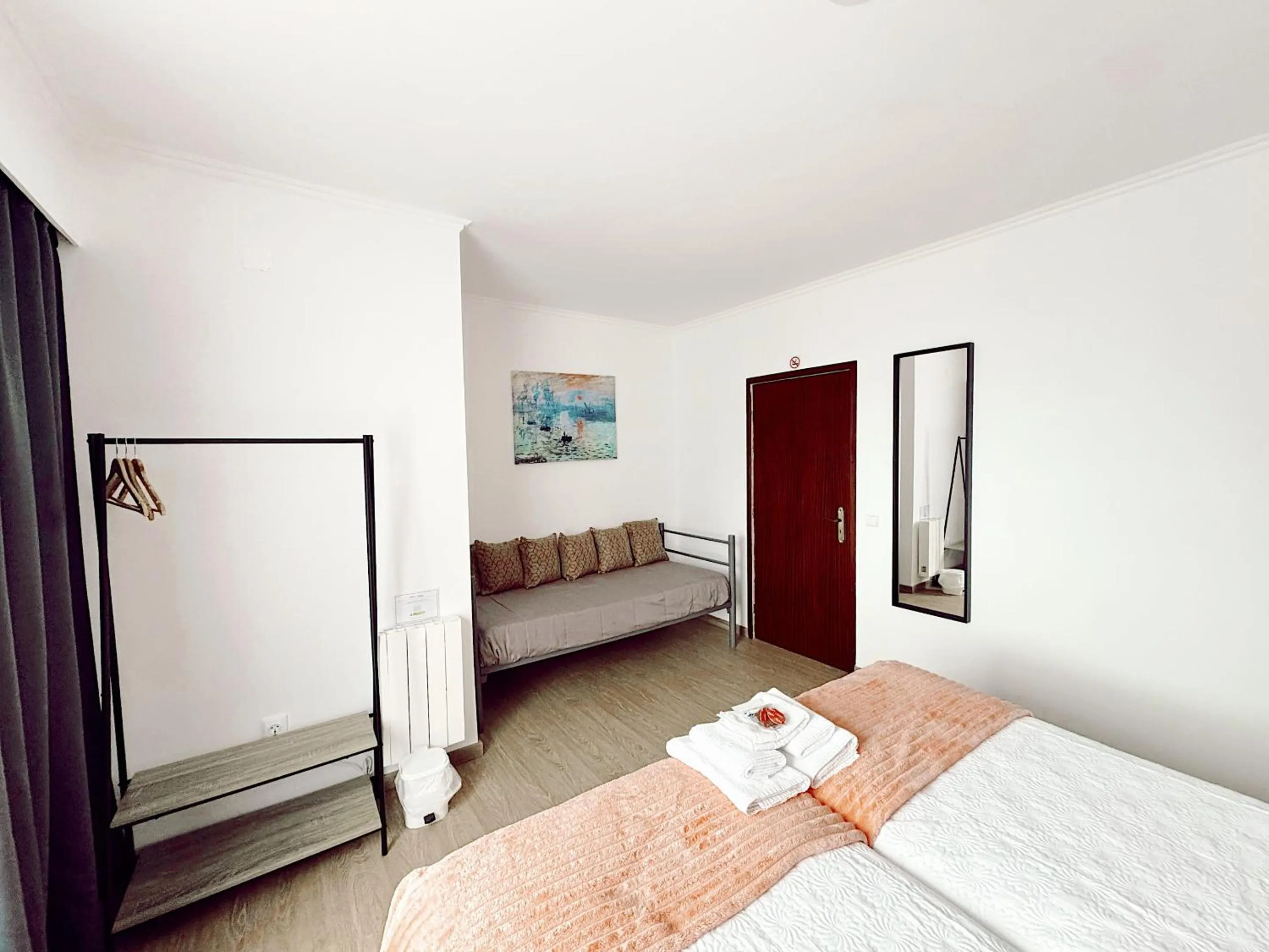 Bedroom, Bed in Gardens Guest House