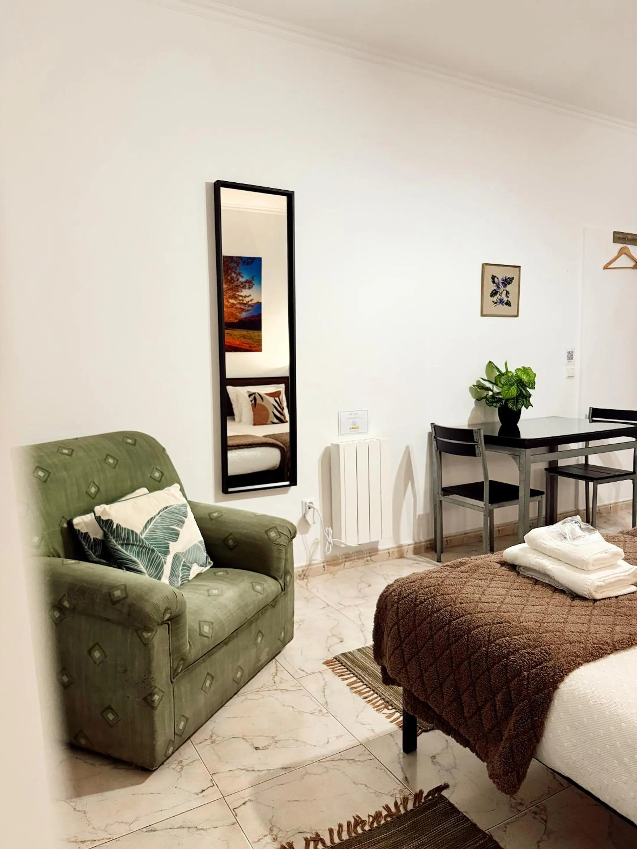 Bedroom, Bed in Gardens Guest House