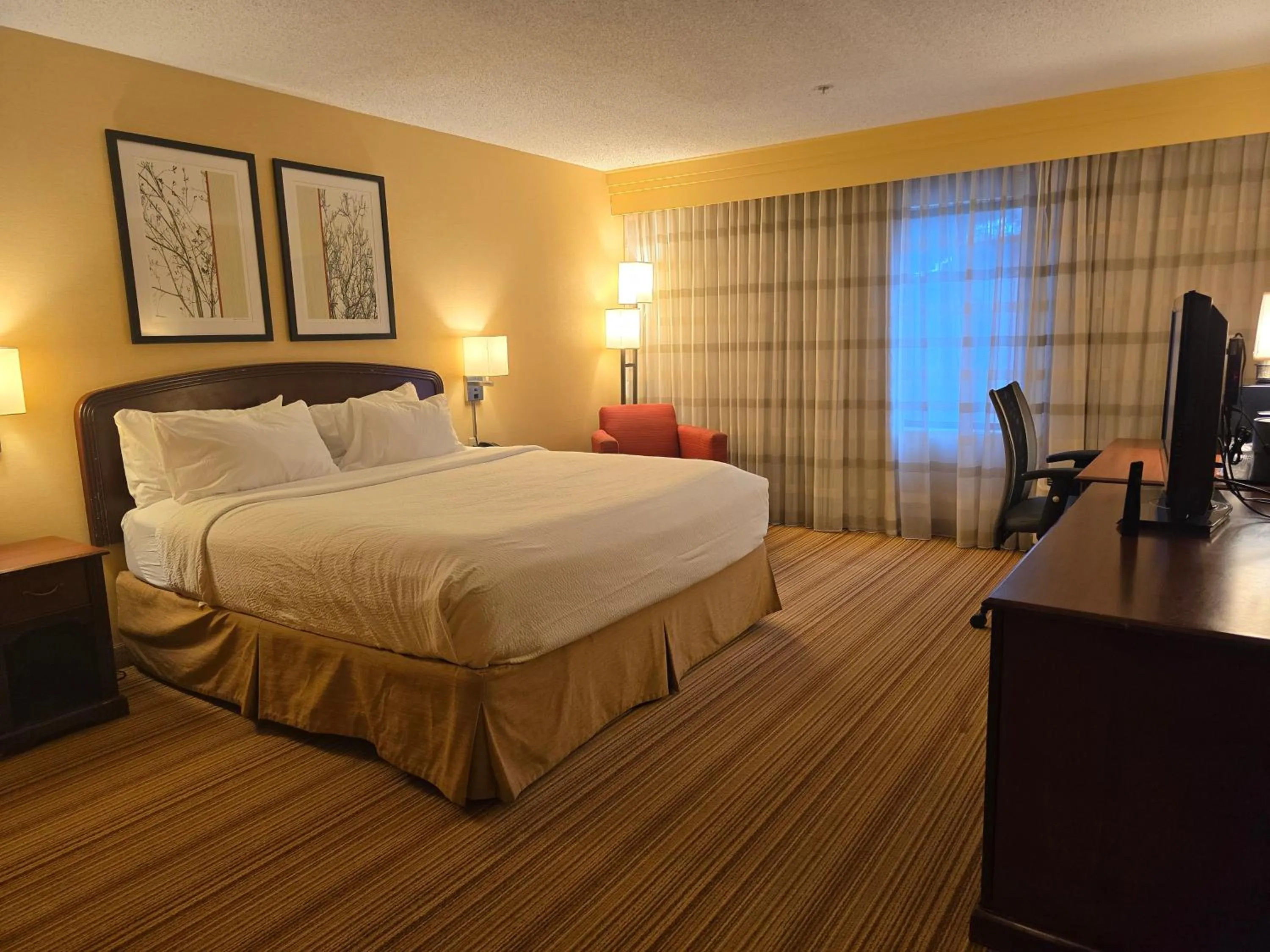 Bedroom, Bed in Courtyard Altoona