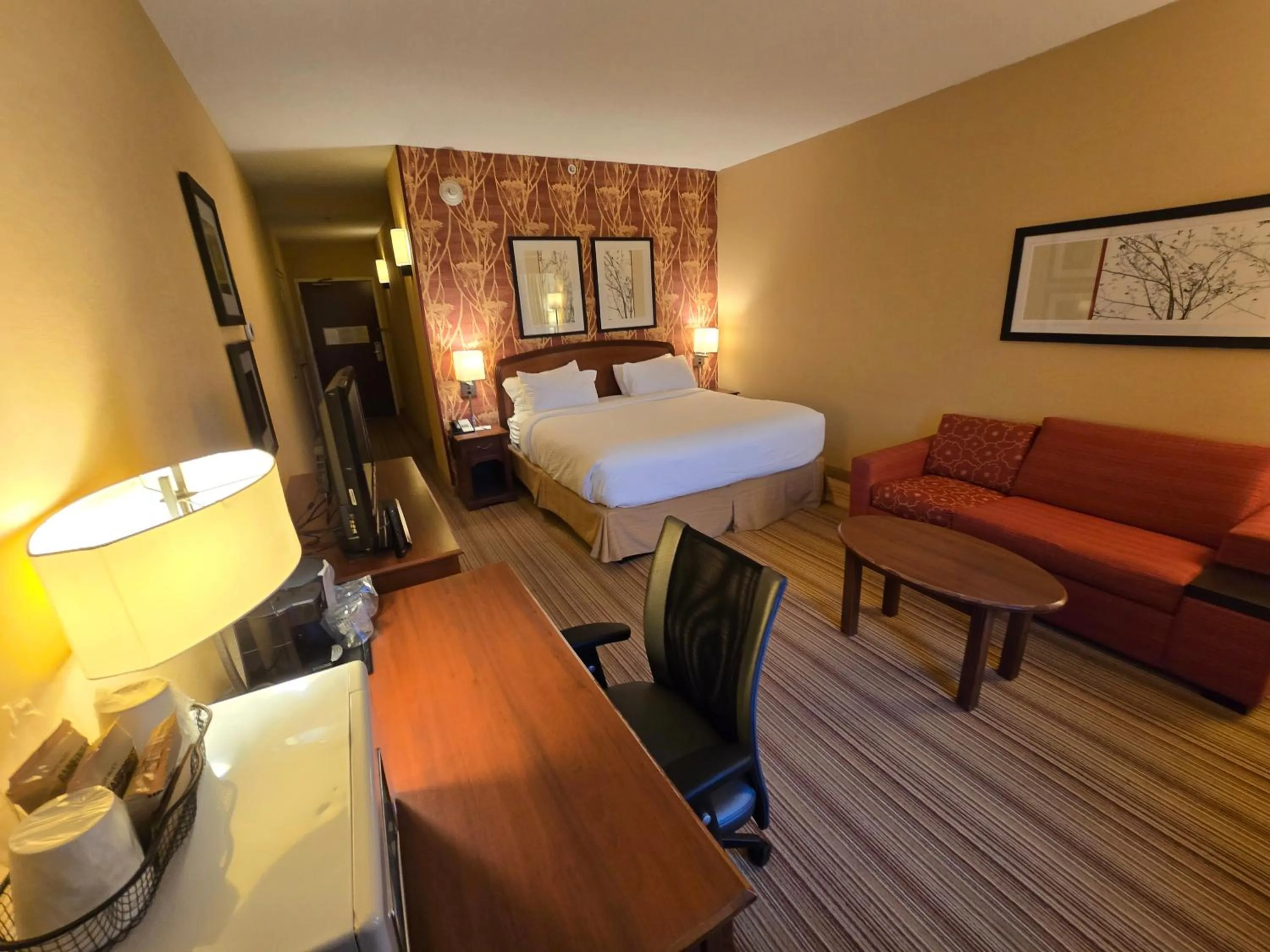 Bedroom, Bed in Courtyard Altoona