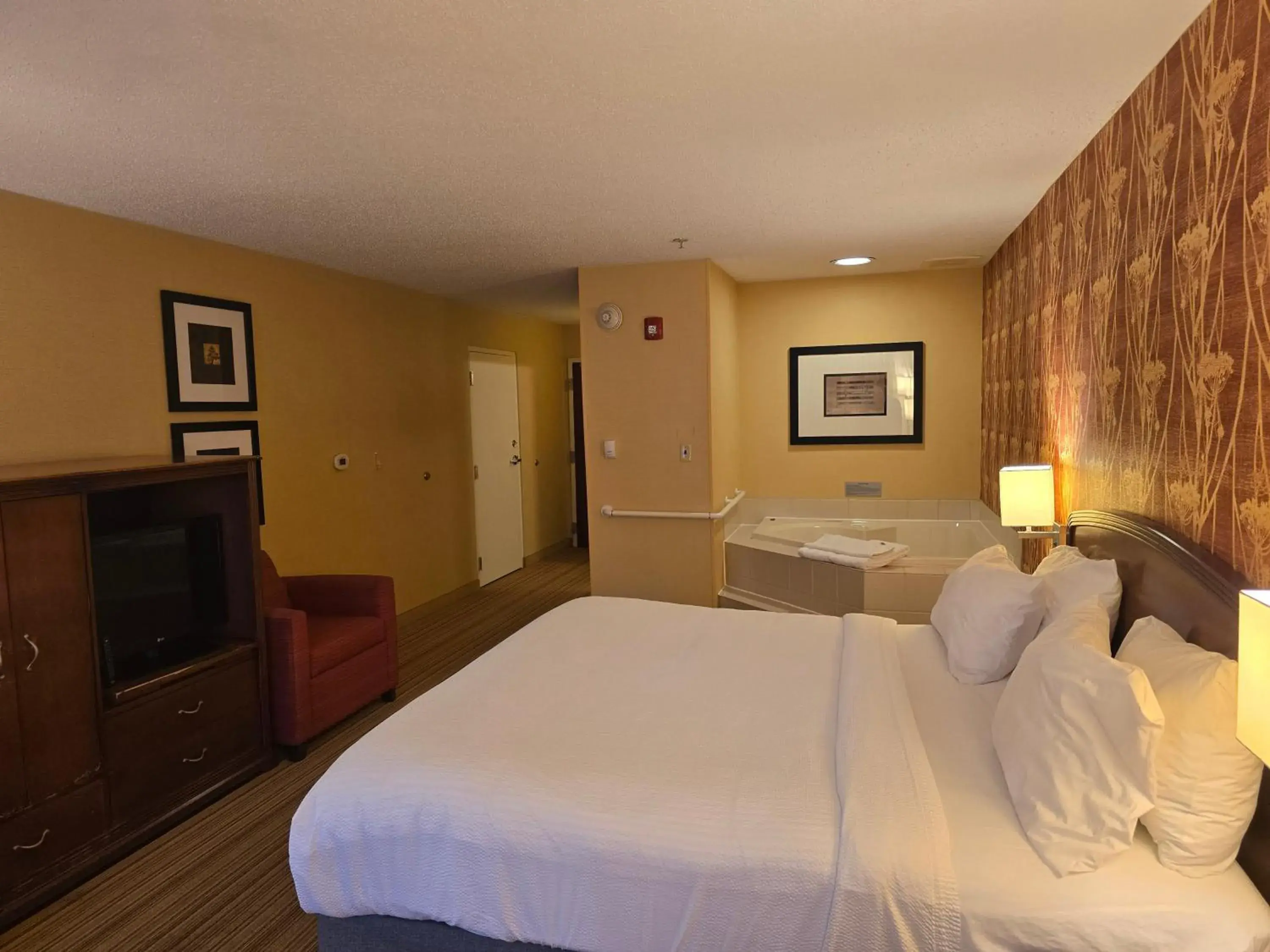 King Room with One King Bed and Whirlpool in Courtyard Altoona King Room with One King Bed and Whirlpool in Courtyard Altoona