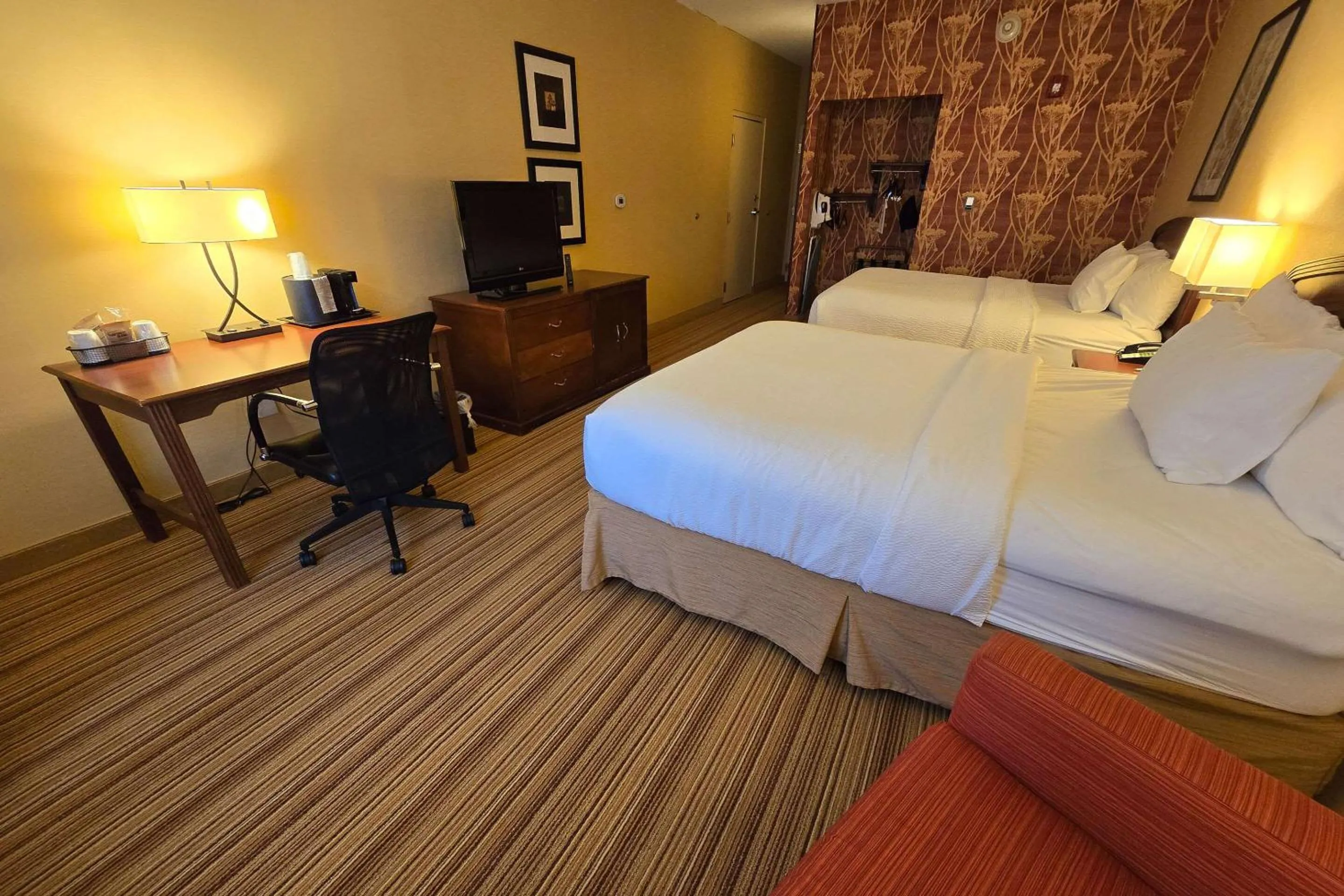 Bedroom, Bed in Courtyard Altoona