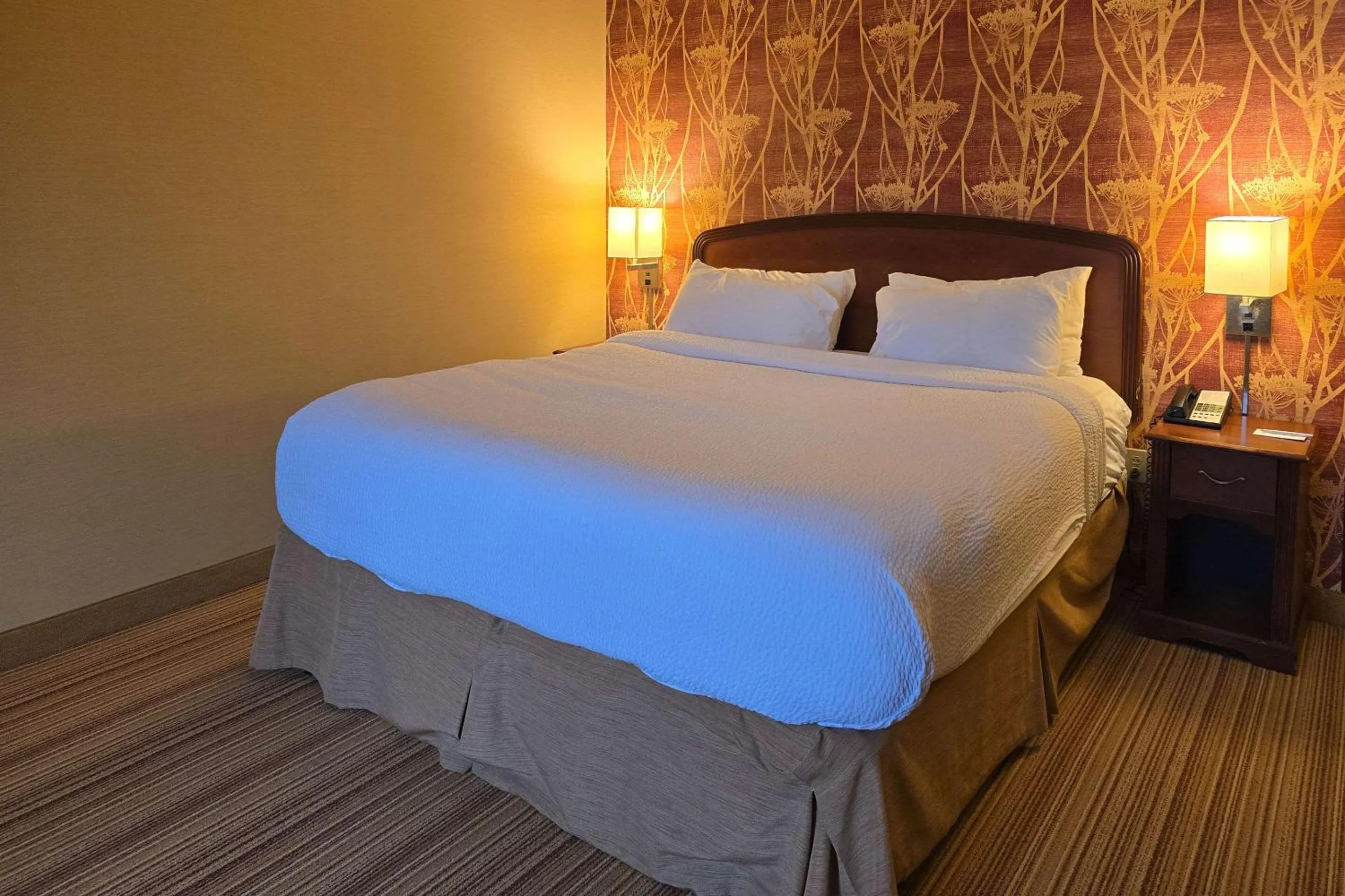 Bedroom, Bed in Courtyard Altoona