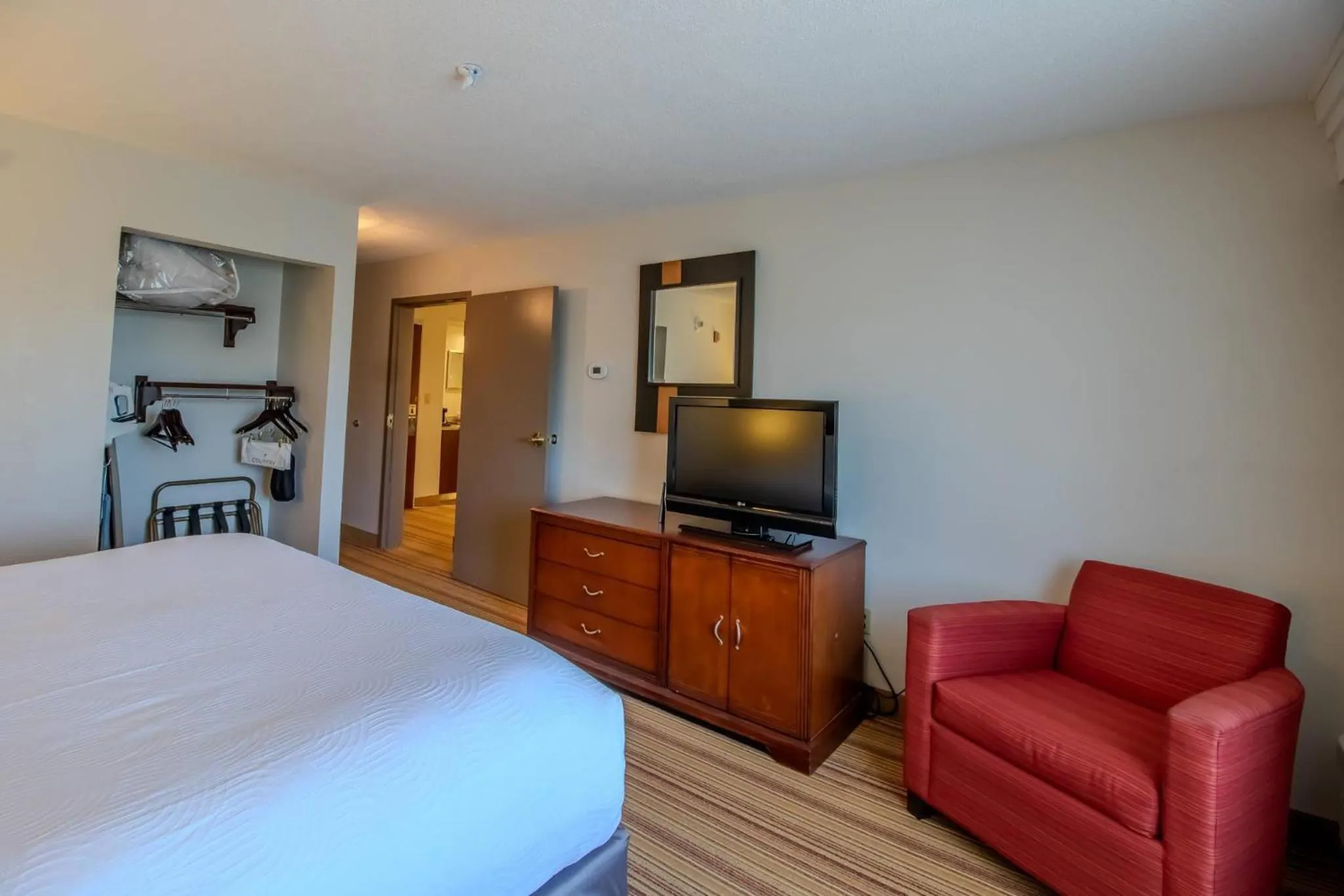 Bedroom, Bed in Country Inn & Suites by Radisson, Convention Center