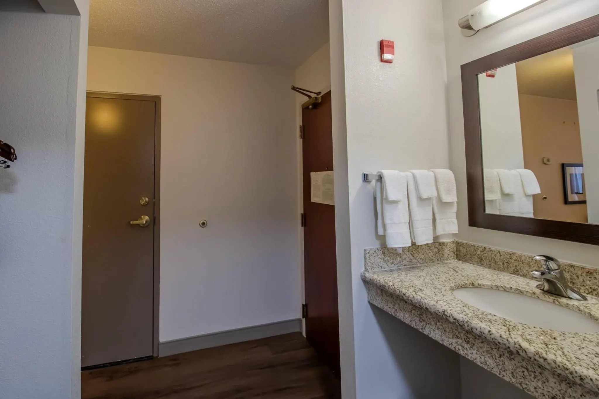 Bedroom in Country Inn & Suites by Radisson, Convention Center