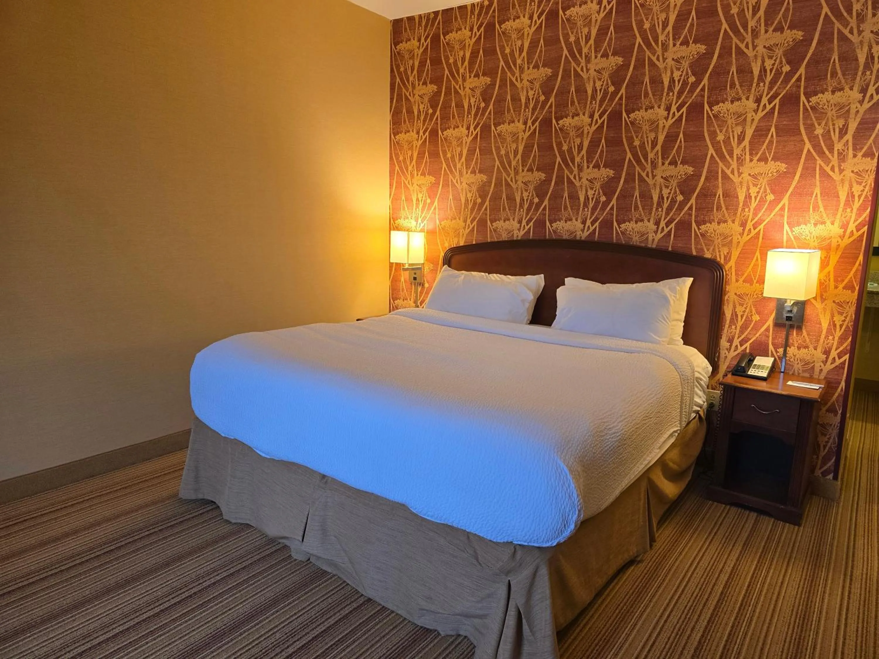 Bedroom, Bed in Courtyard Altoona