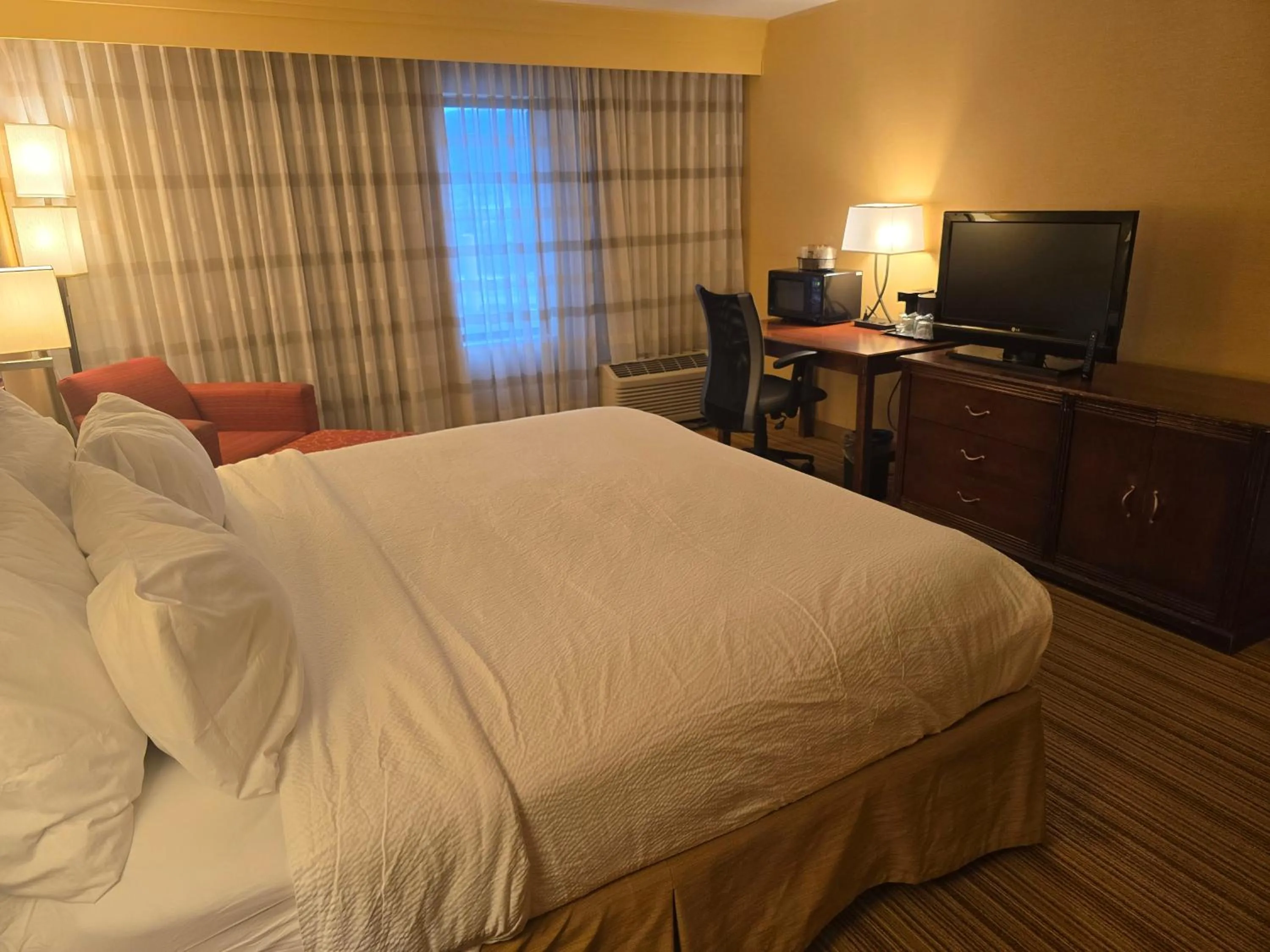 Bedroom, Bed in Courtyard Altoona