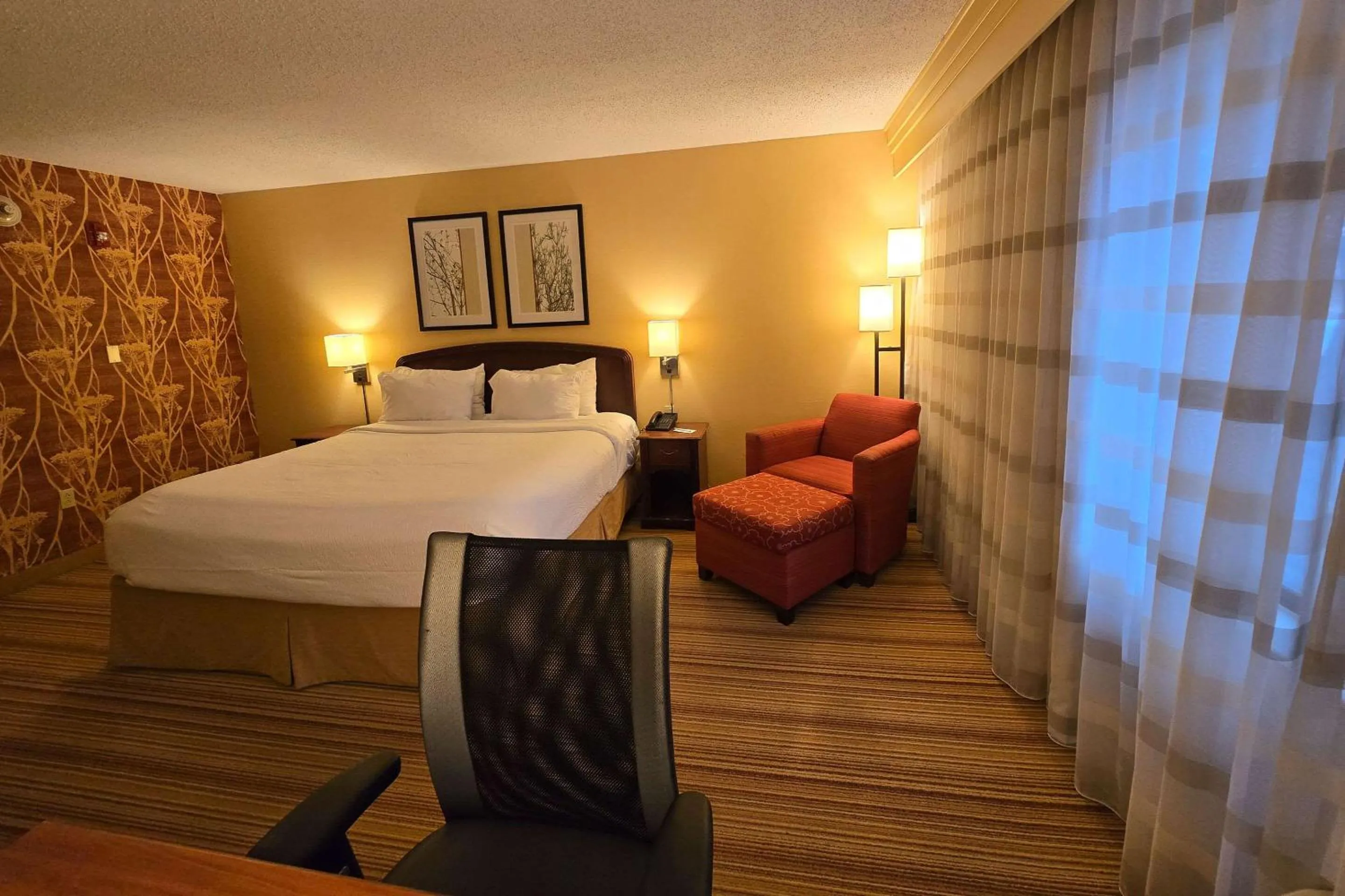 Bedroom, Bed in Courtyard Altoona