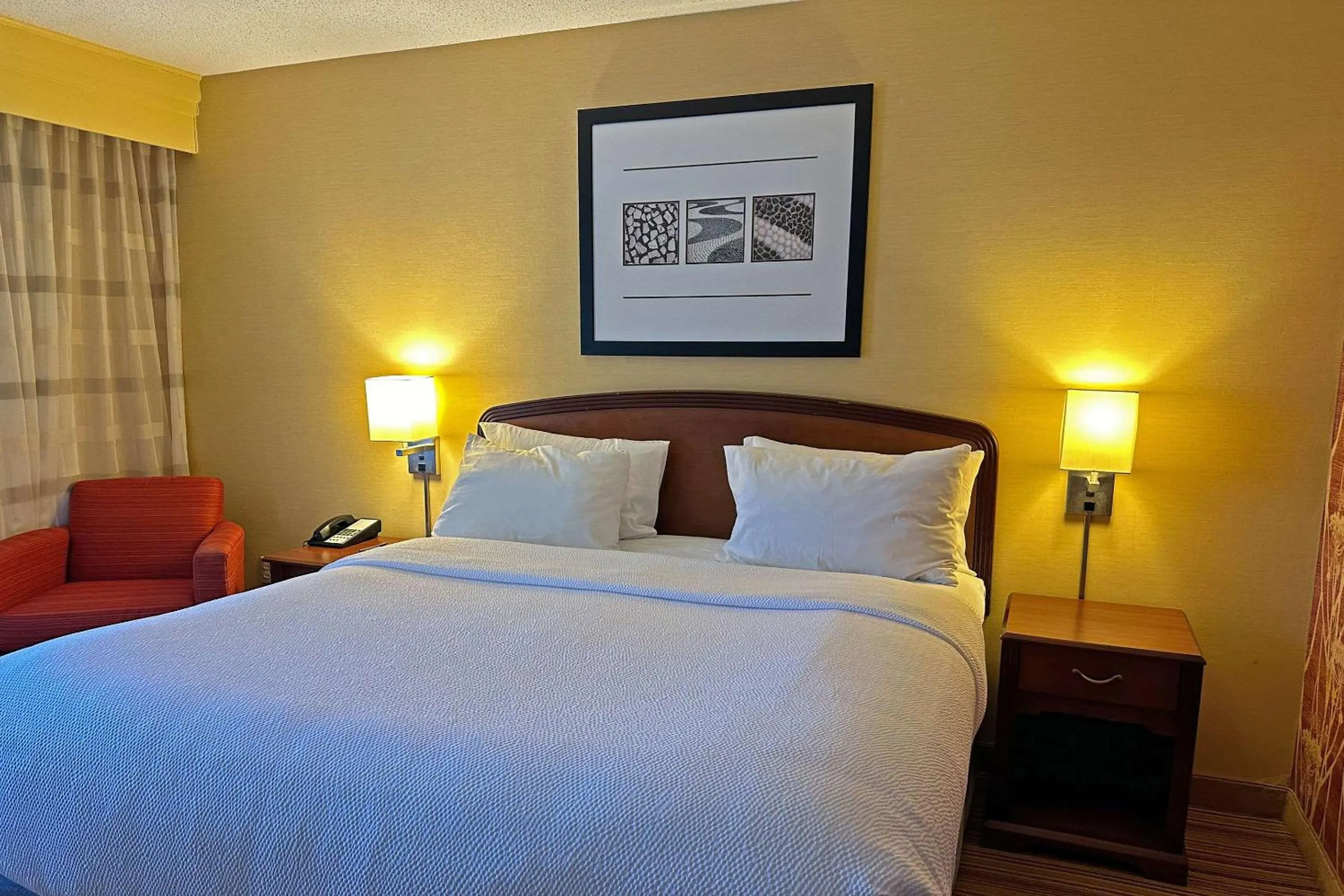 Bedroom, Bed in Courtyard Altoona