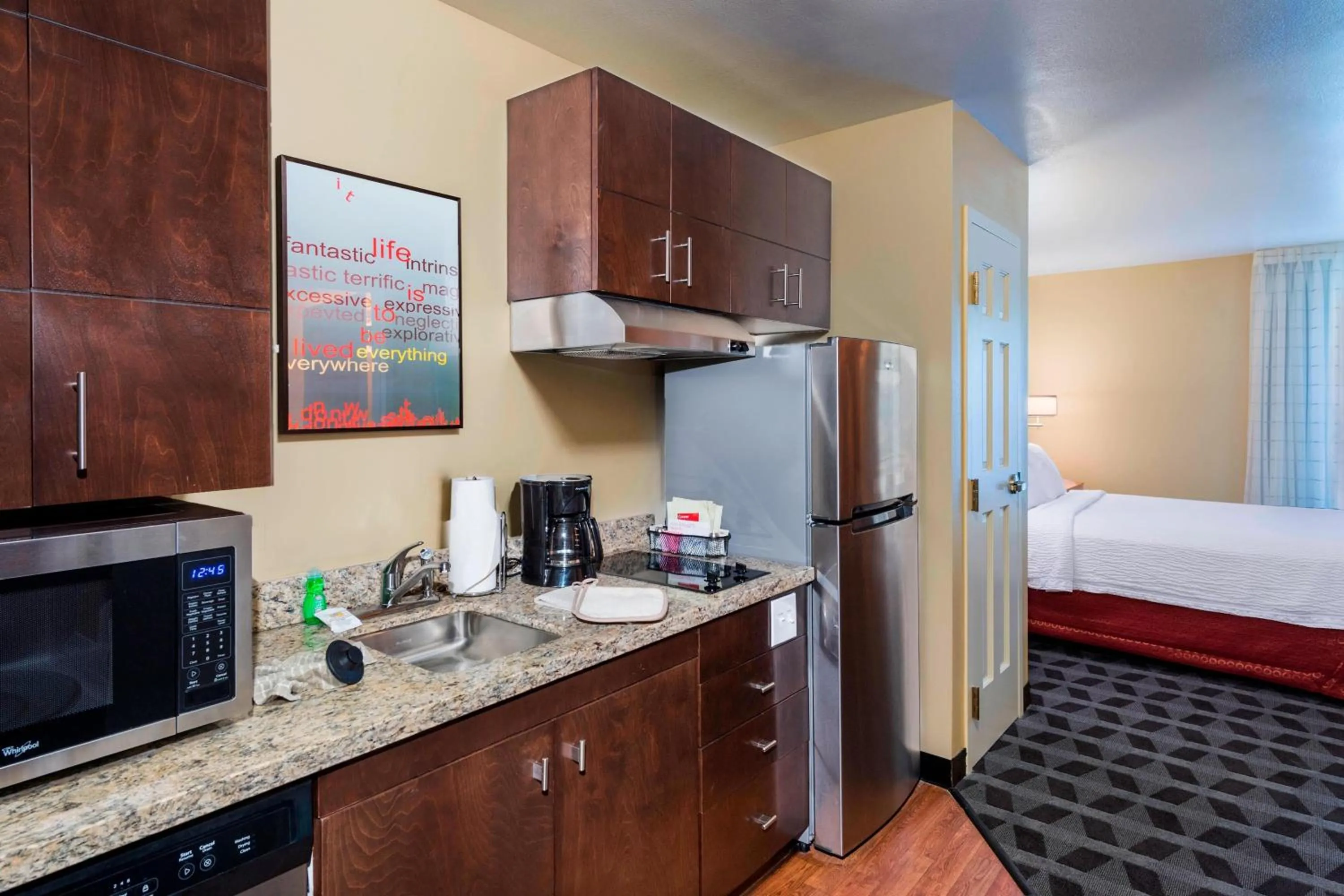 Kitchen or kitchenette, Bed in TownePlace Suites by Marriott Atlanta Kennesaw