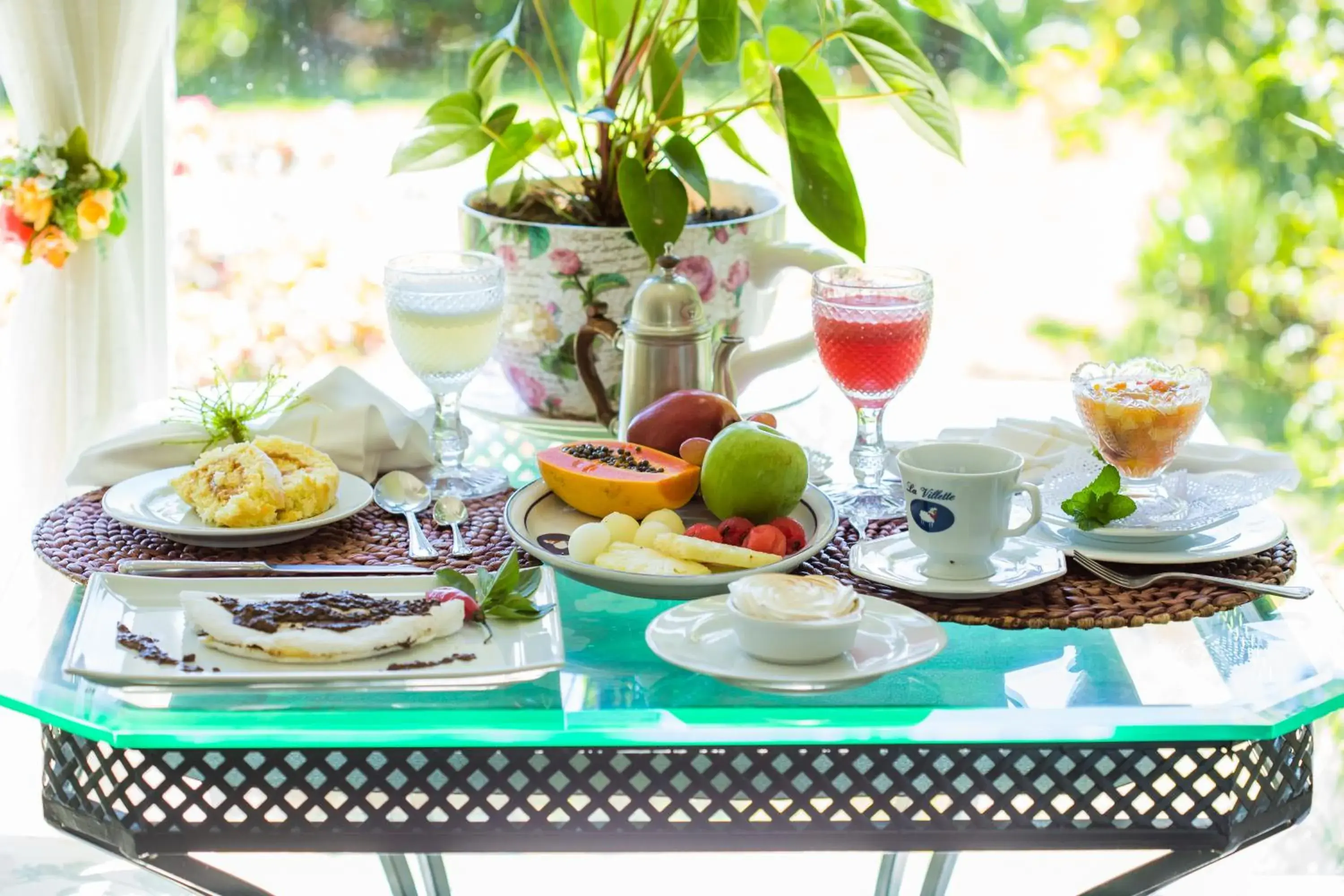 Breakfast in Chateau La Villette Breakfast in Chateau La Villette