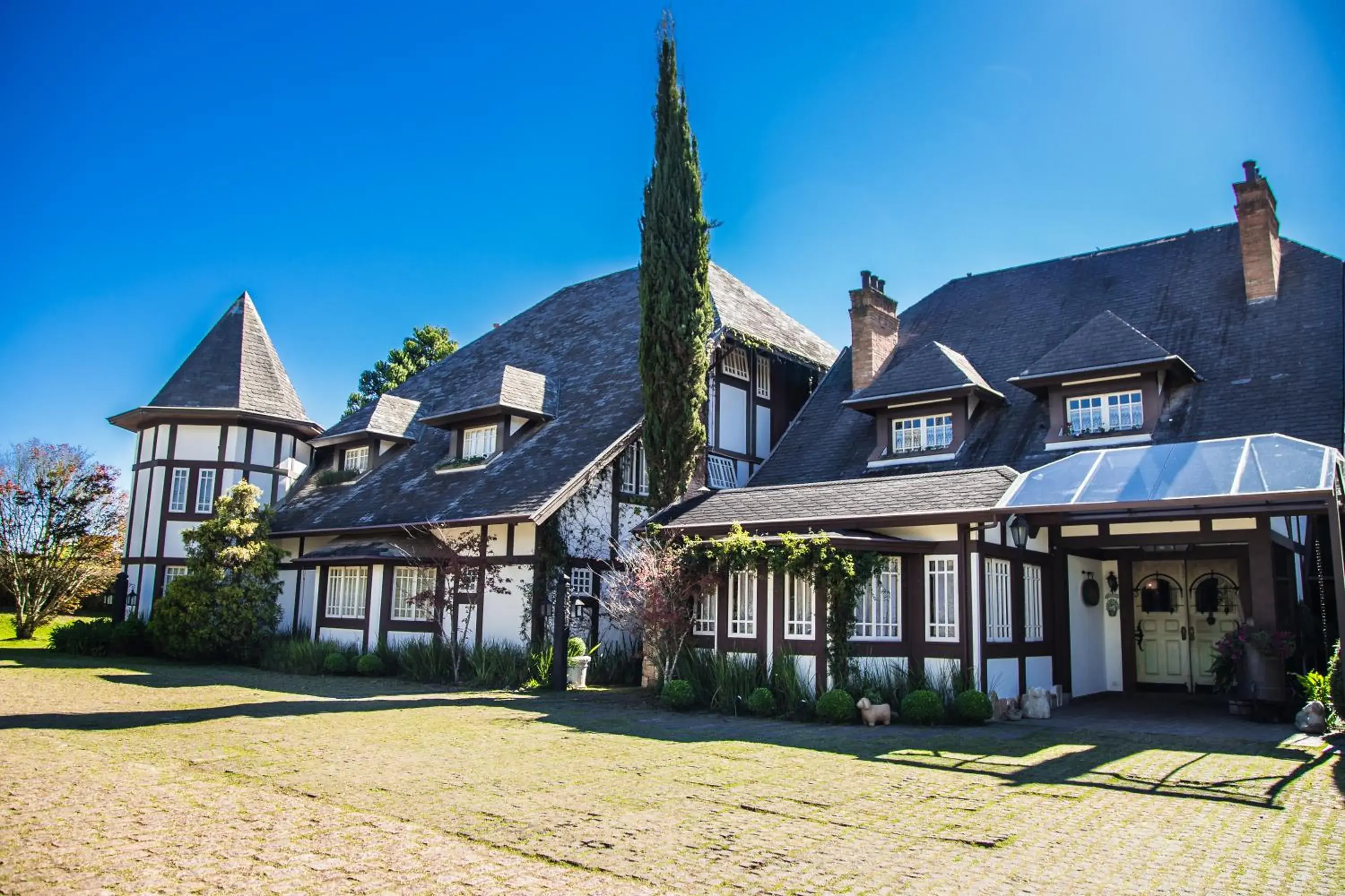 Property building in Chateau La Villette Property building in Chateau La Villette