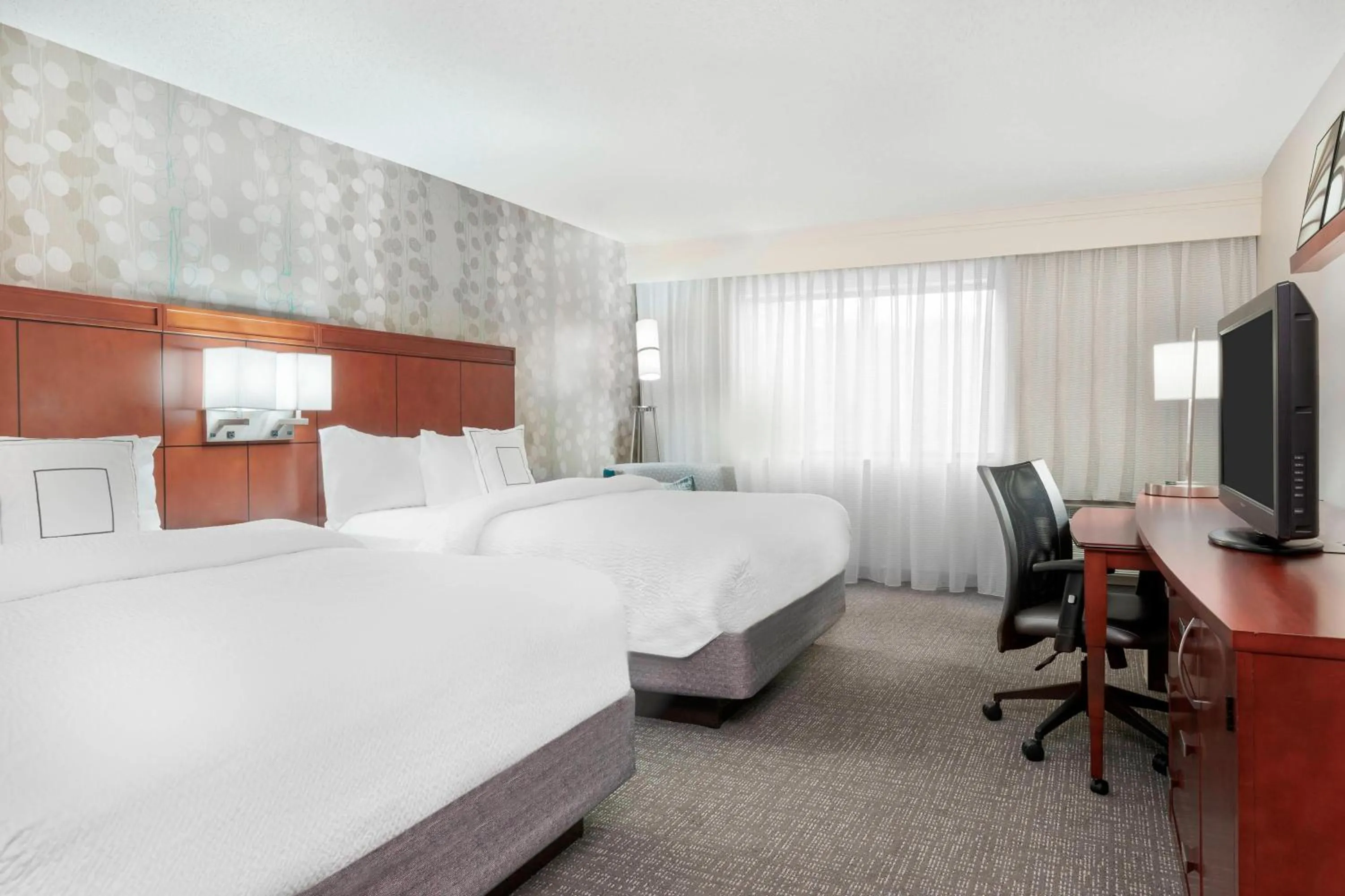 Photo of the whole room, Bed in Courtyard Asheville