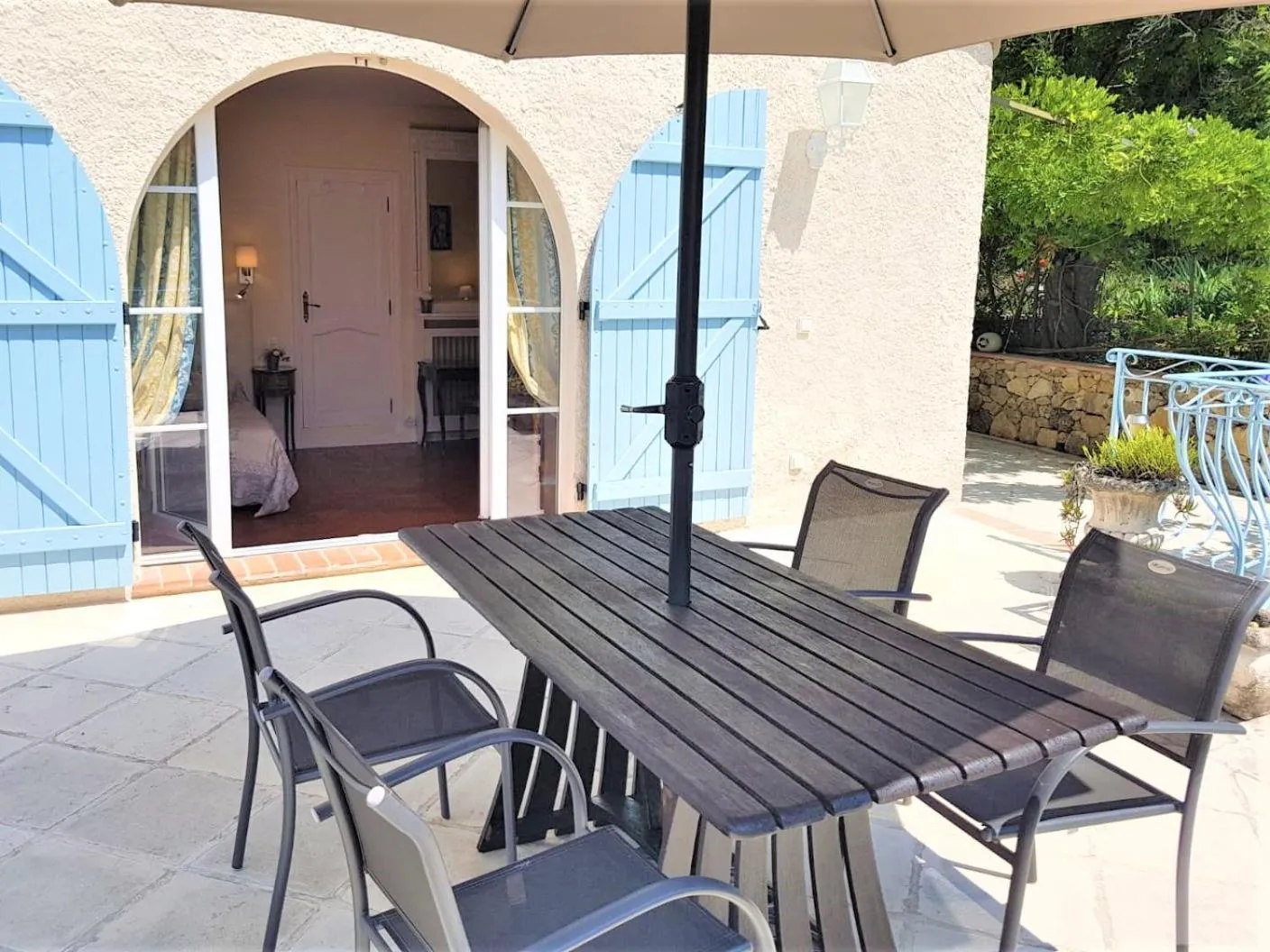 Patio in B&B with charm, quiet, kitchen, sw pool.