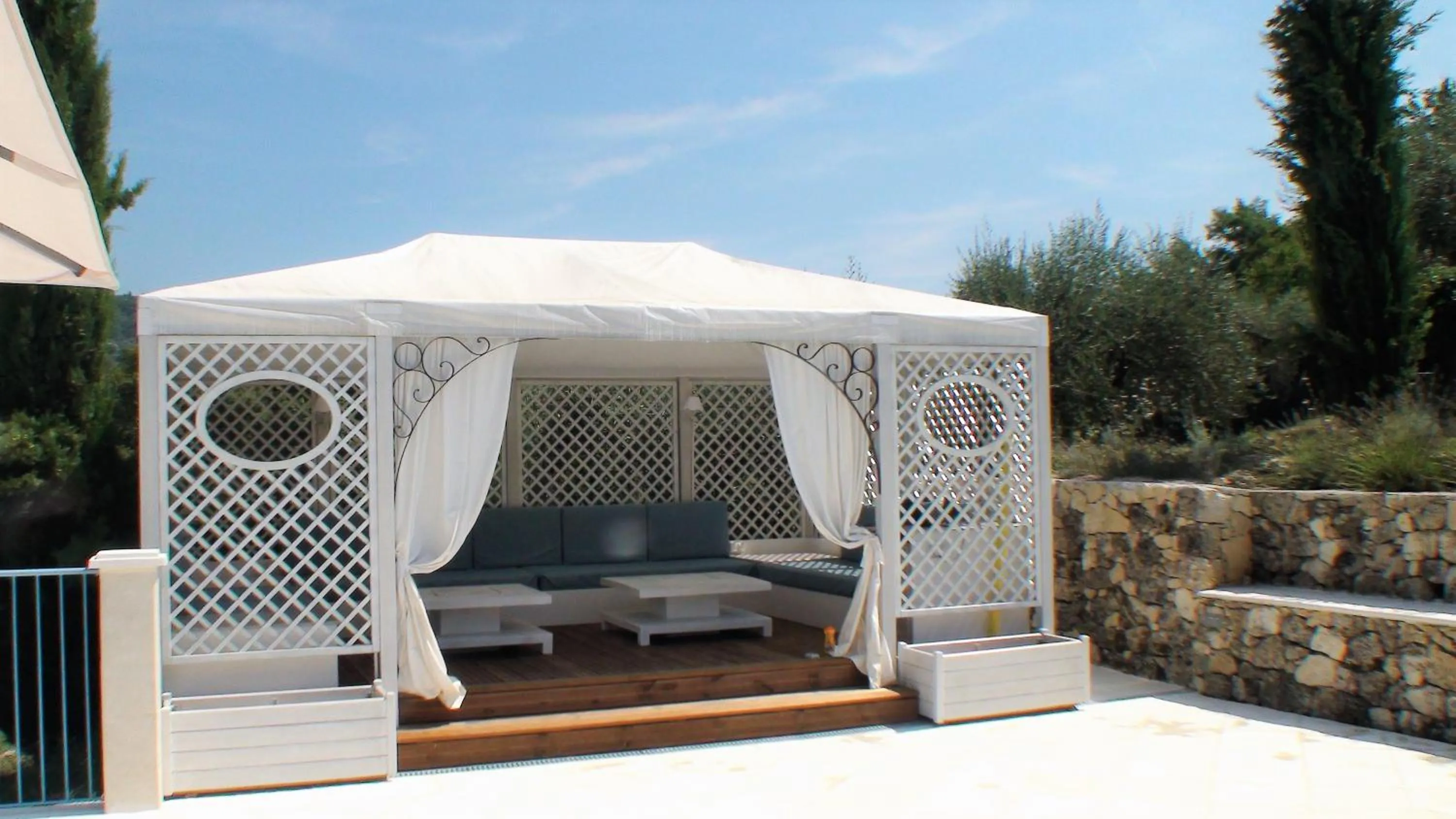 Patio in B&B with charm, quiet, kitchen, sw pool.