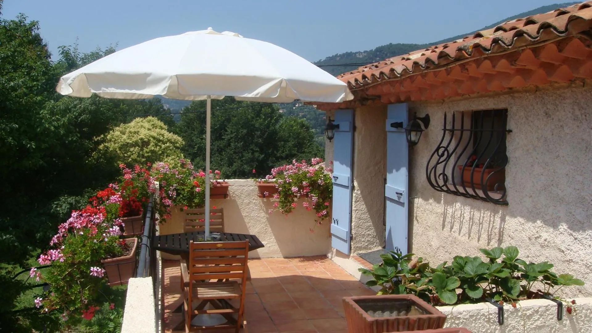 BBQ facilities in B&B with charm, quiet, kitchen, sw pool.