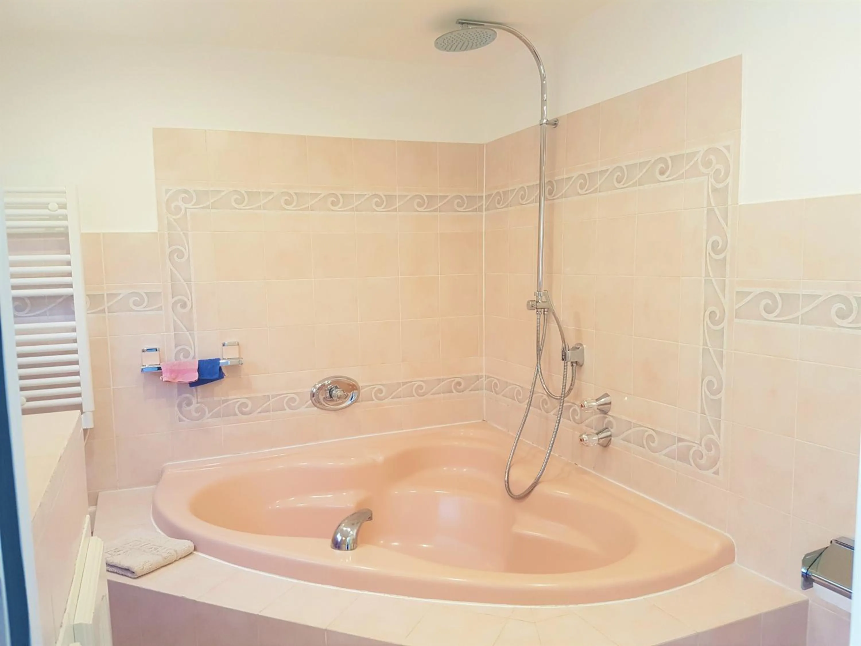 Bathroom in B&B with charm, quiet, kitchen, sw pool.