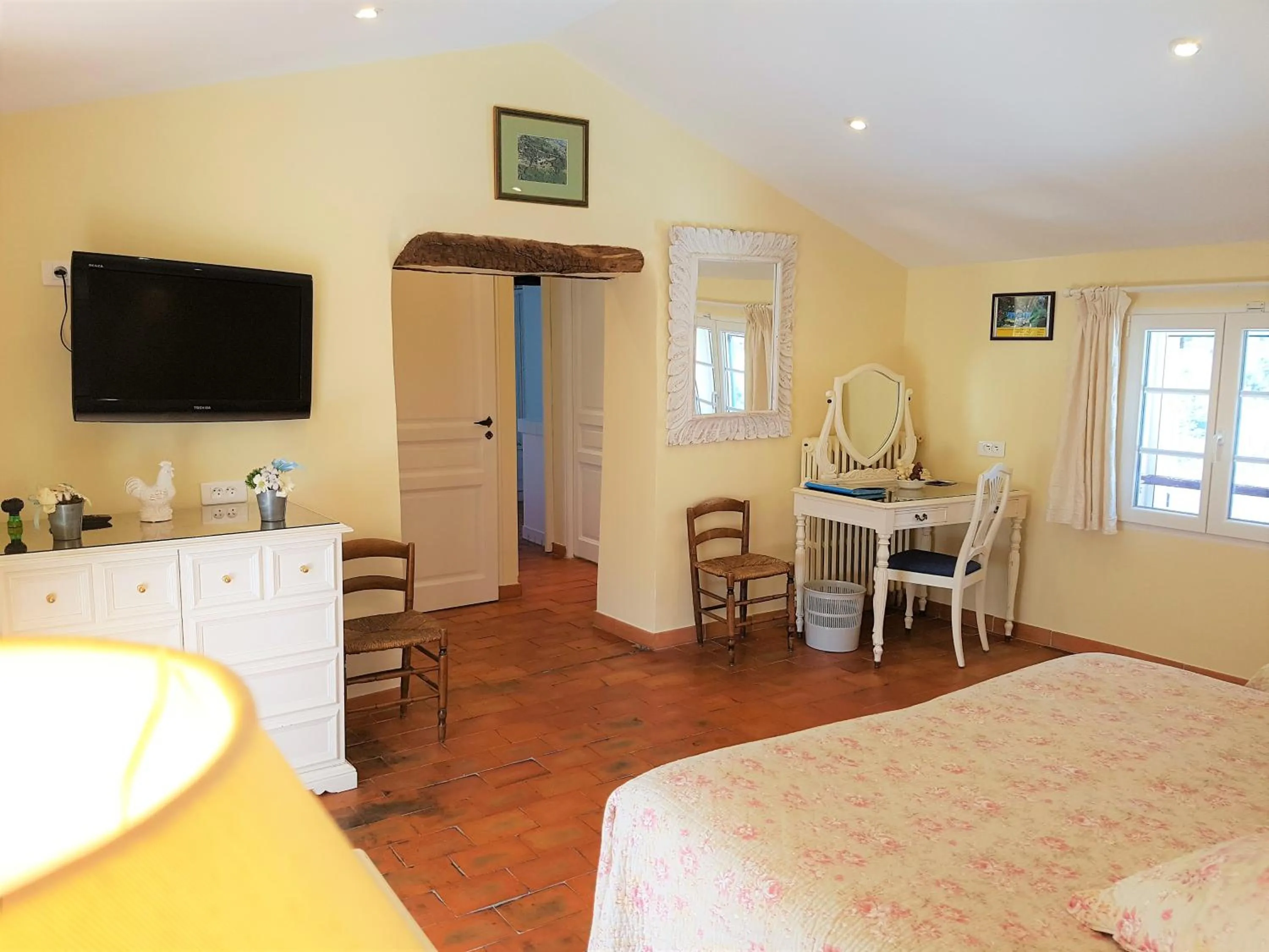 TV and multimedia, Bed in B&B with charm, quiet, kitchen, sw pool.