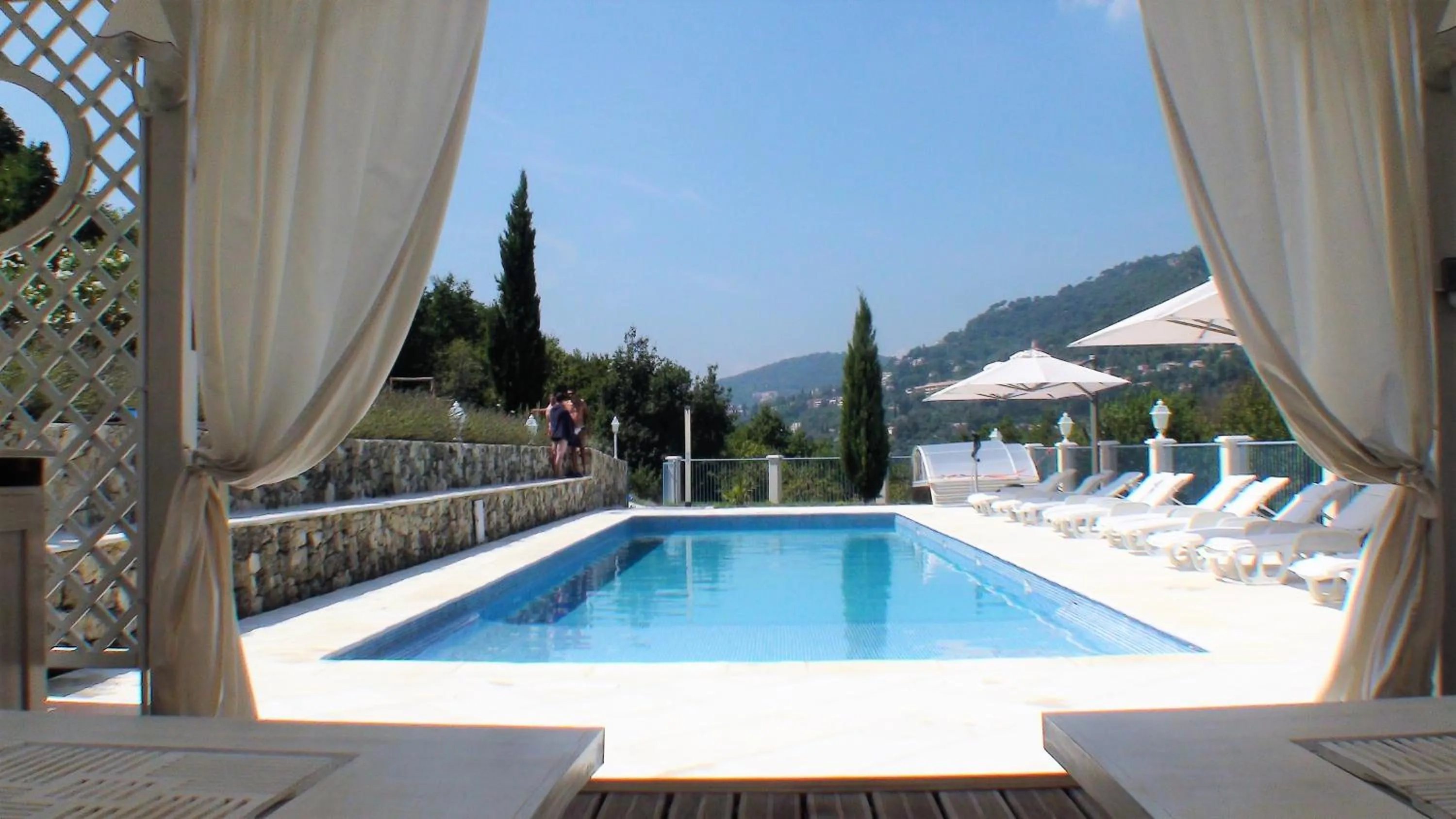 Patio in B&B with charm, quiet, kitchen, sw pool.