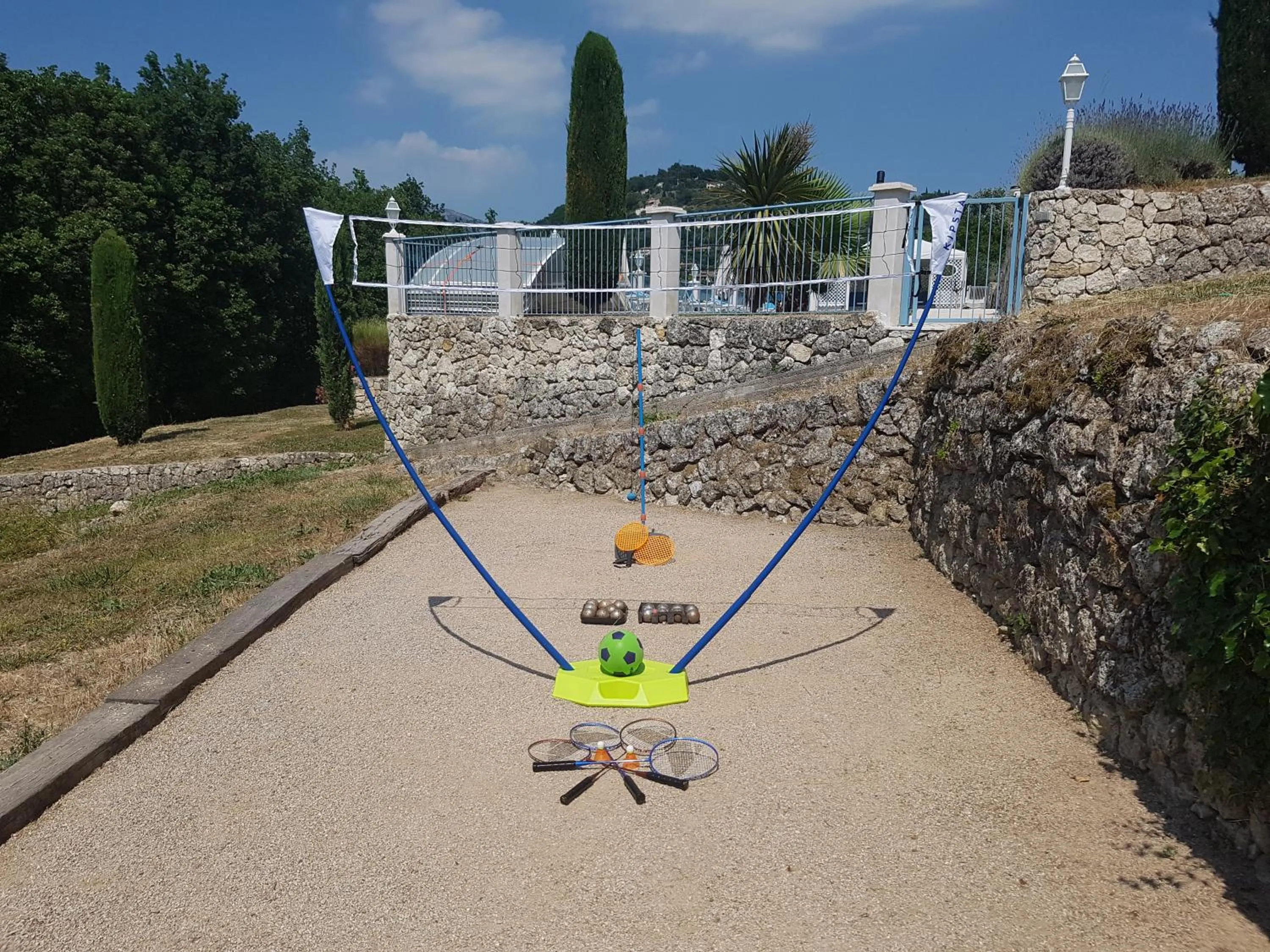 Garden in B&B with charm, quiet, kitchen, sw pool.