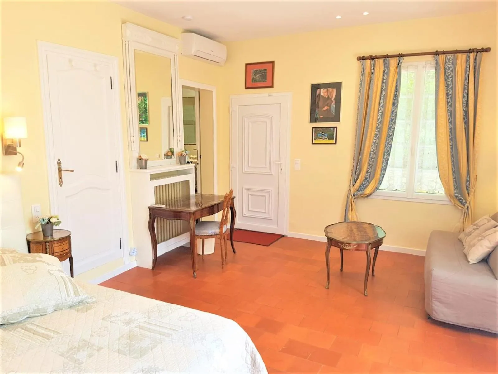 TV and multimedia, Bed in B&B with charm, quiet, kitchen, sw pool.
