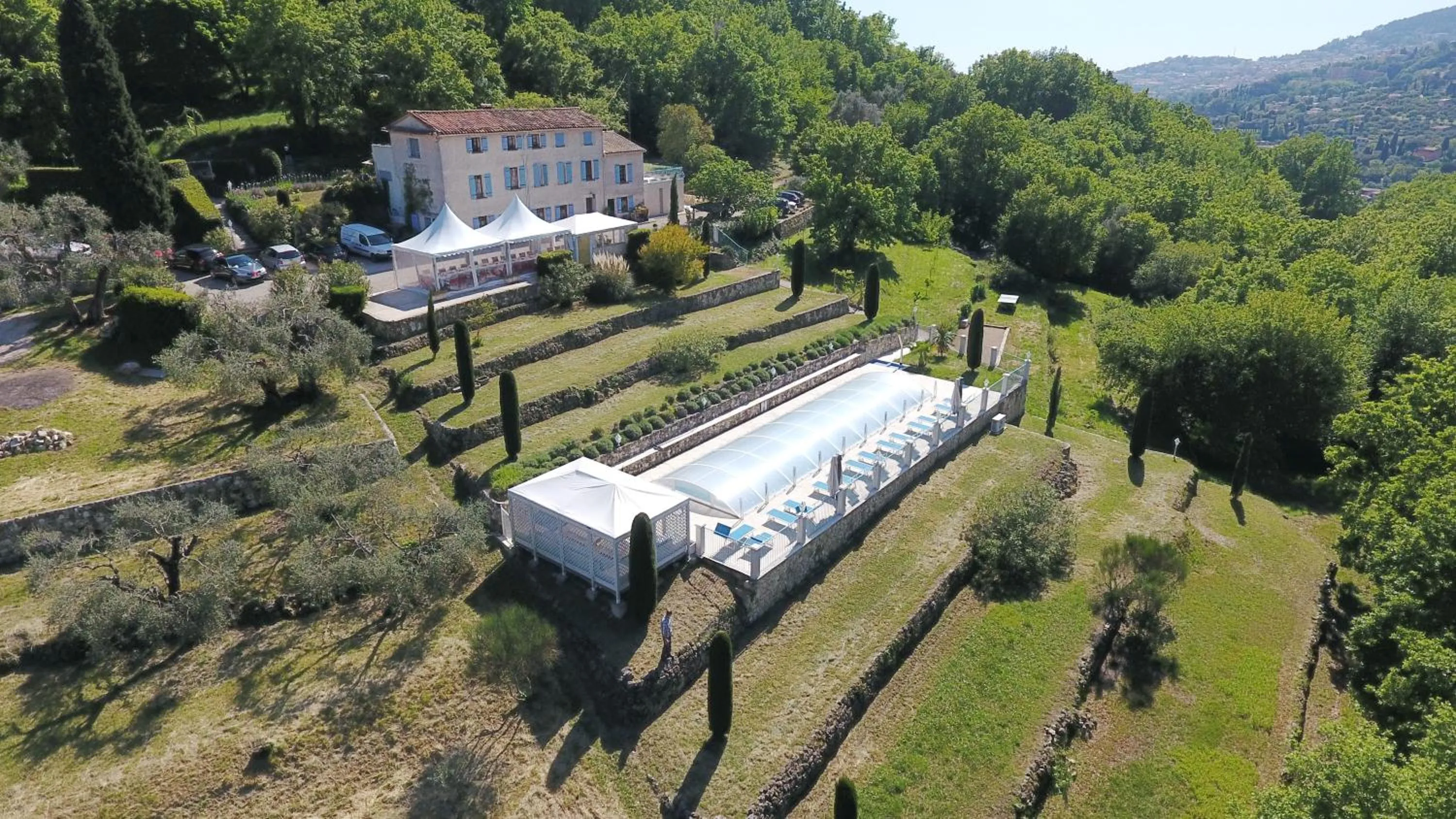 Bird's eye view in B&B with charm, quiet, kitchen, sw pool.