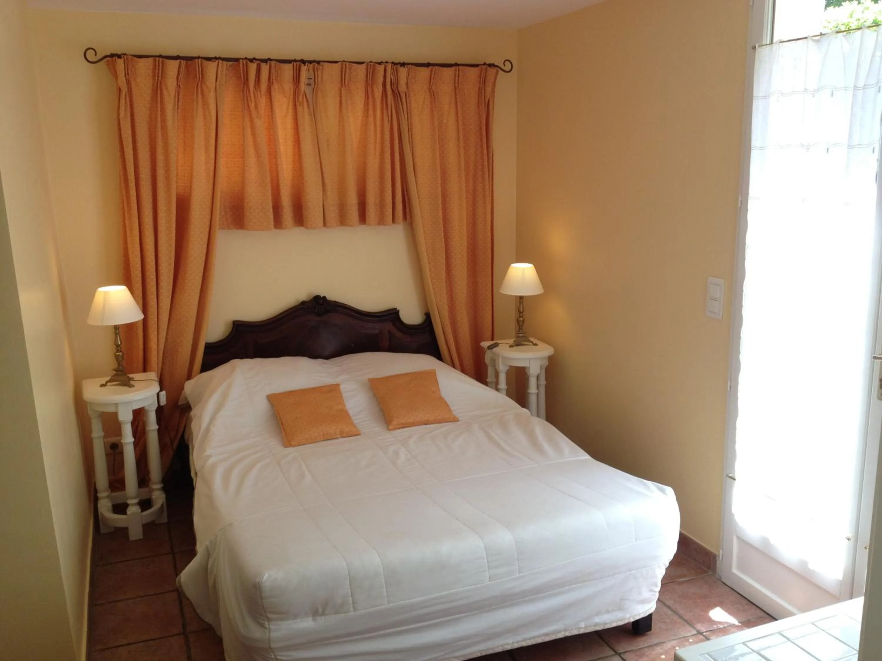 Bed in B&B with charm, quiet, kitchen, sw pool.