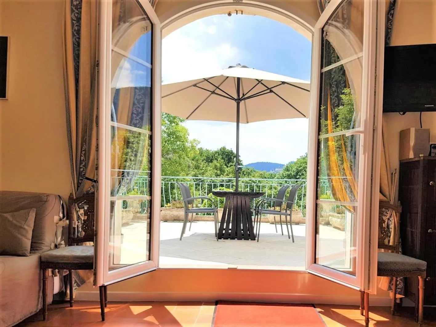 Patio in B&B with charm, quiet, kitchen, sw pool.