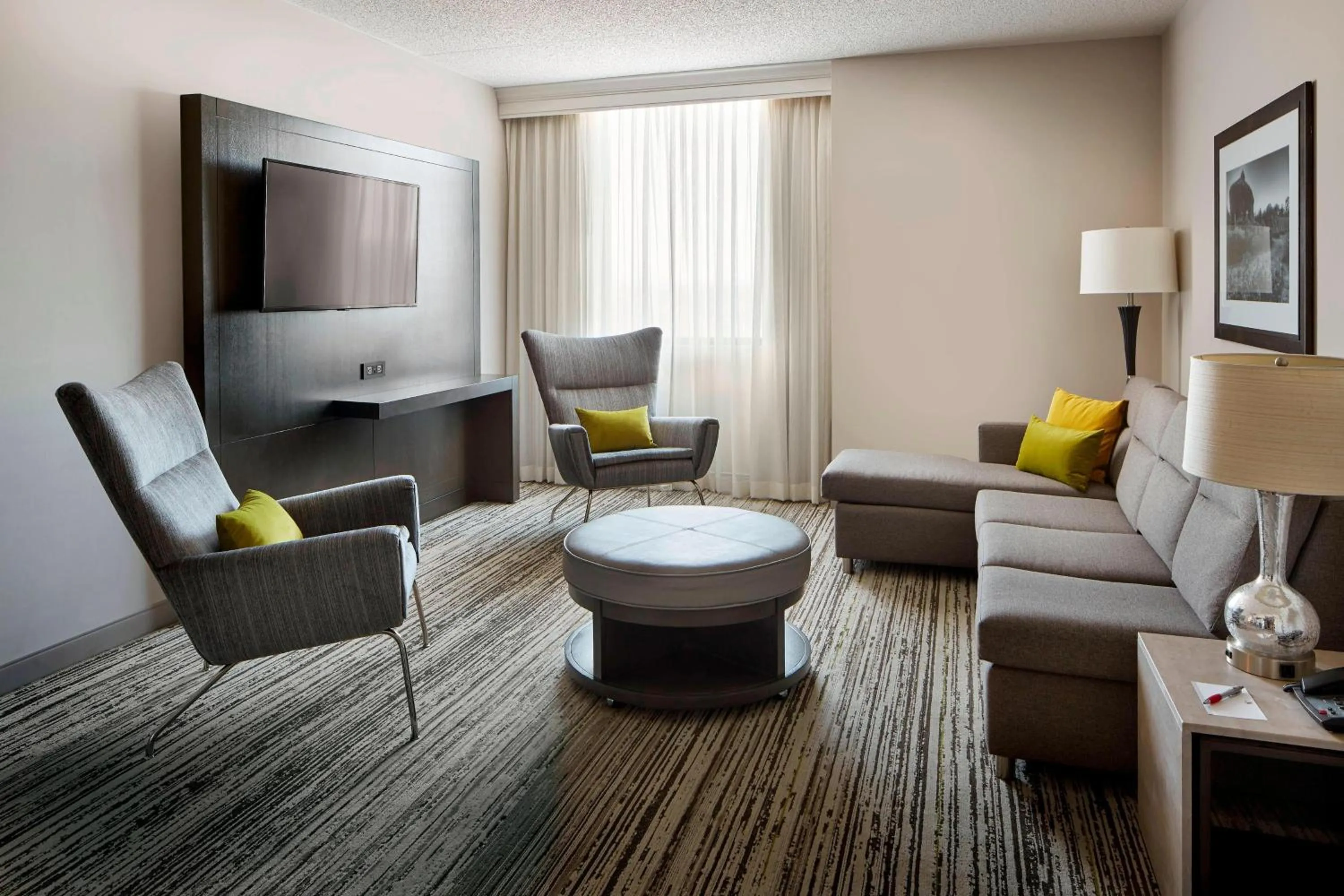 Living room in Marriott Hartford/Windsor Airport