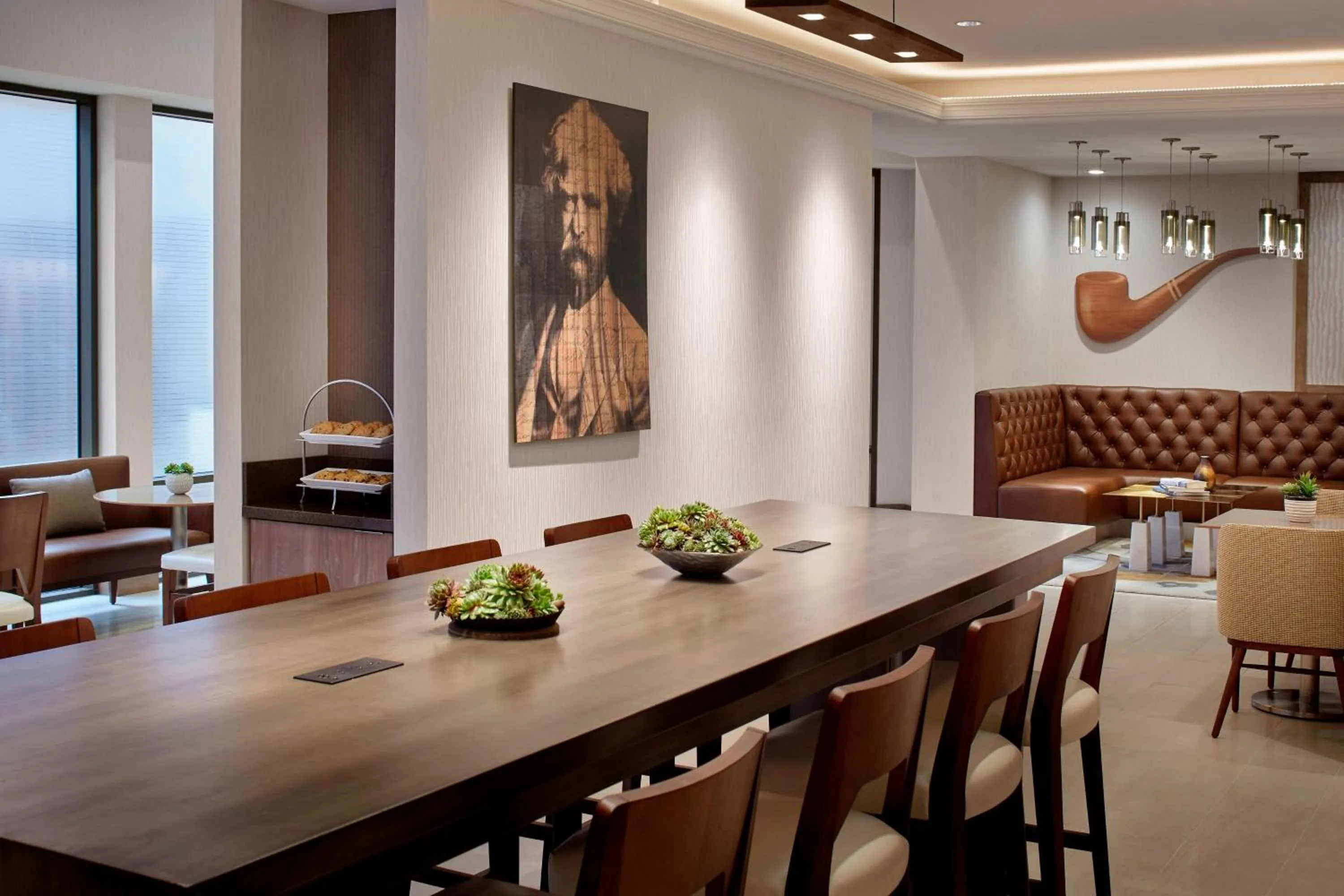 Lounge or bar in Marriott Hartford/Windsor Airport