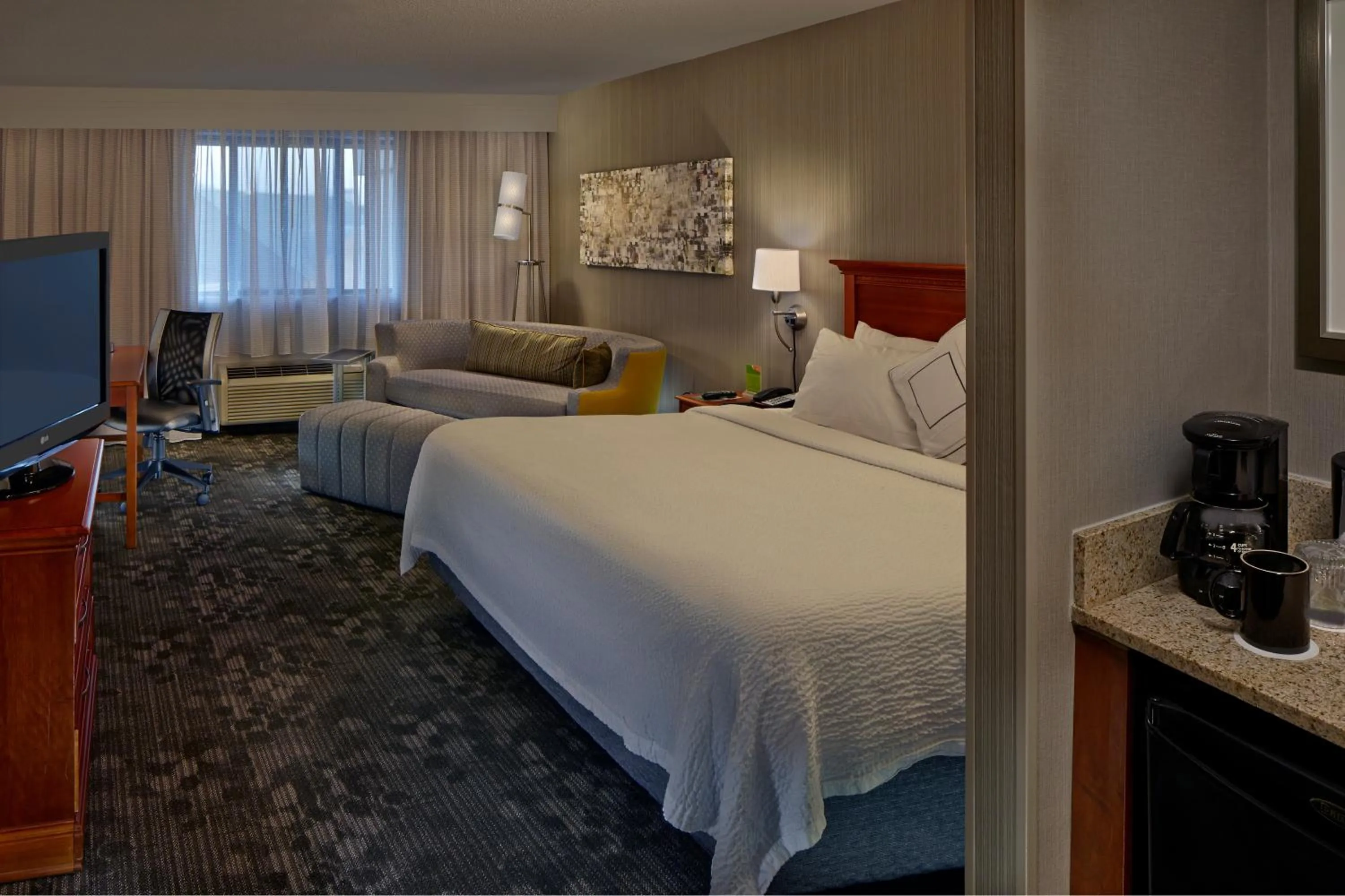 Bedroom, Bed in Courtyard Hartford Cromwell