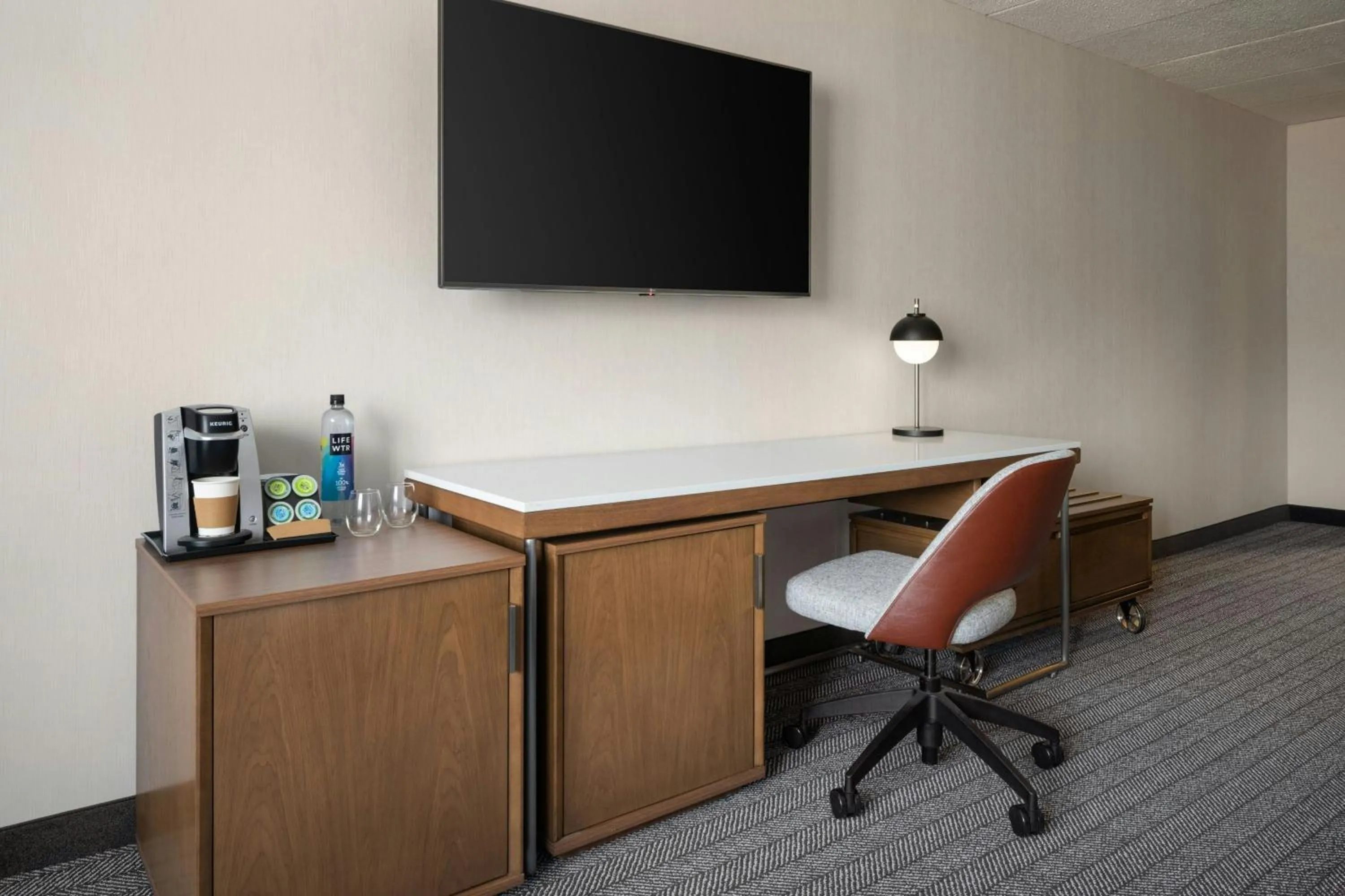 Photo of the whole room in Courtyard Hartford Cromwell