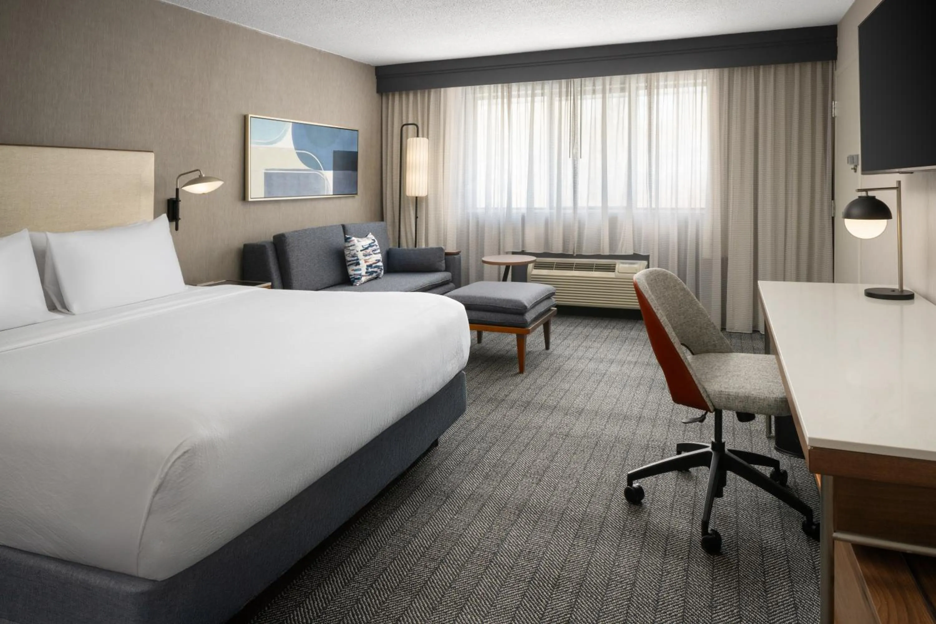 Bed in Courtyard Hartford Cromwell